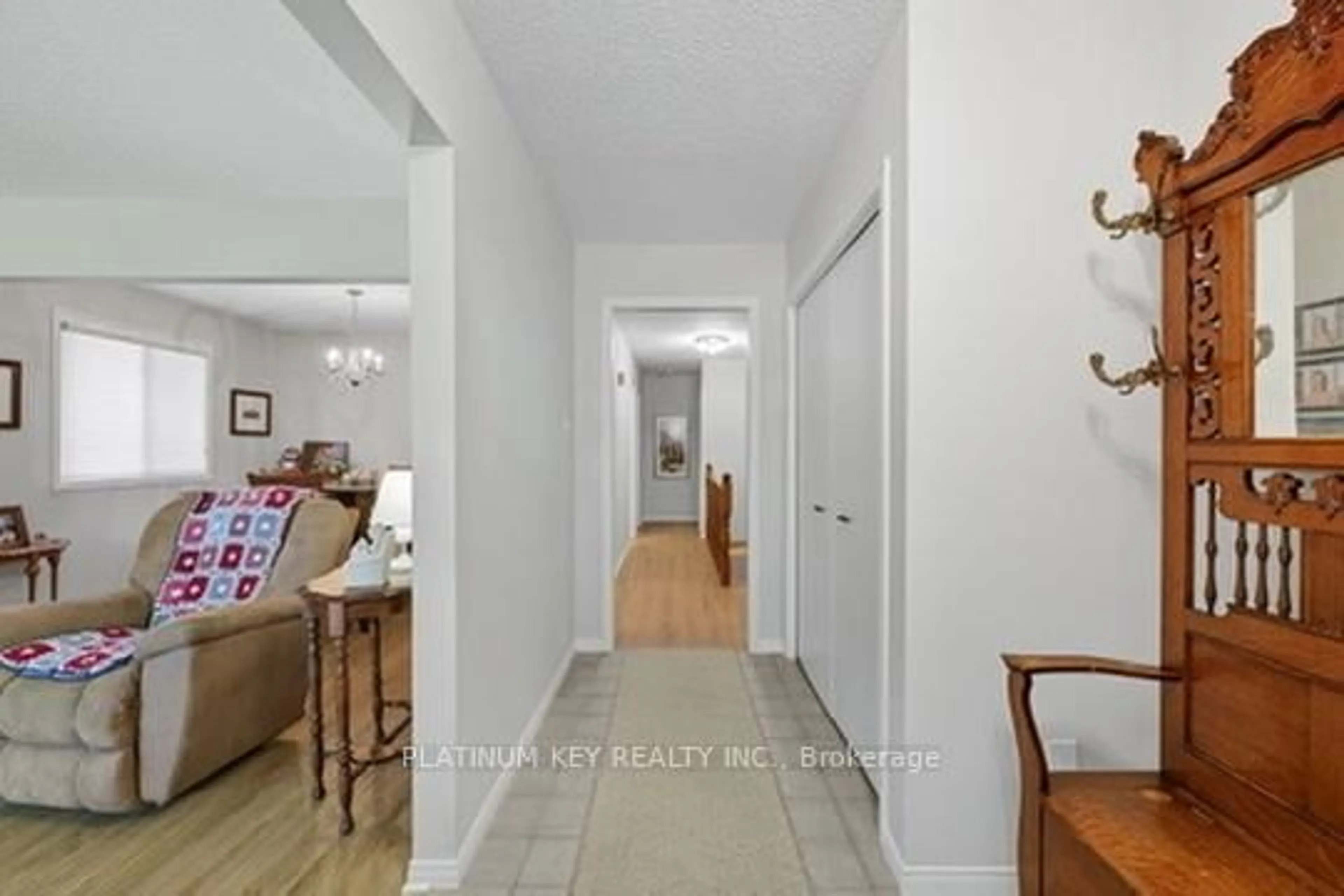 Indoor entryway for 23 Lynngate Grve, London South Ontario N6K 3S7