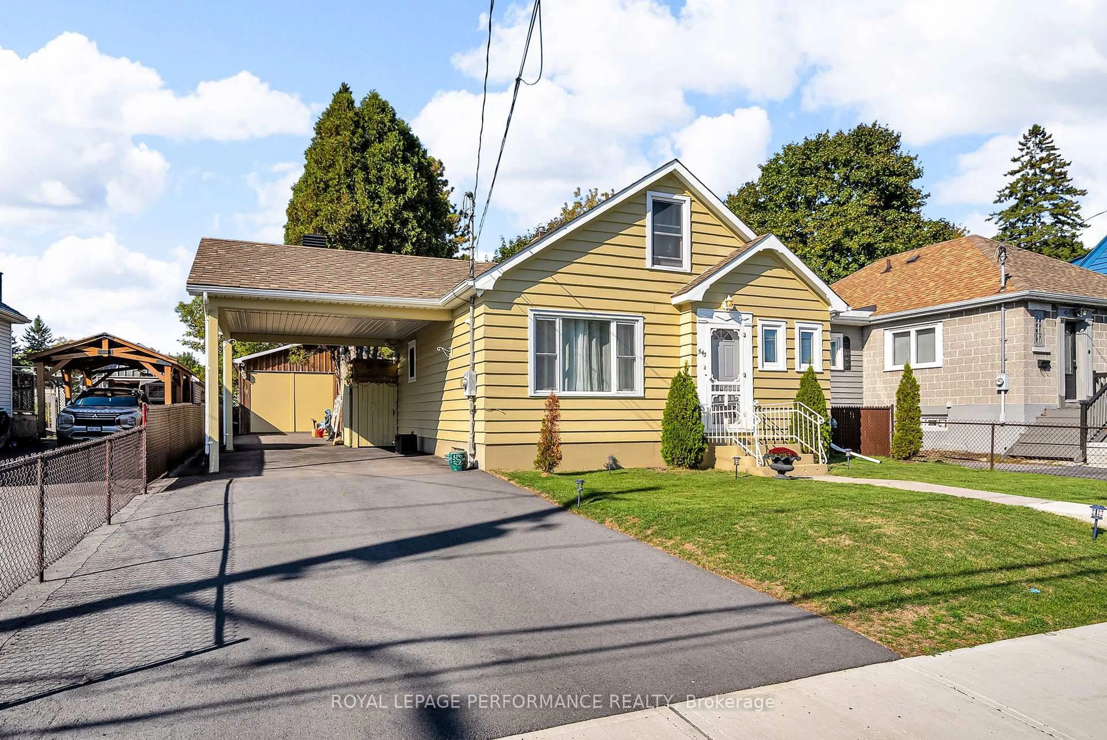 Home with vinyl exterior material, street for 543 Fifth St, Cornwall Ontario K6H 2M6
