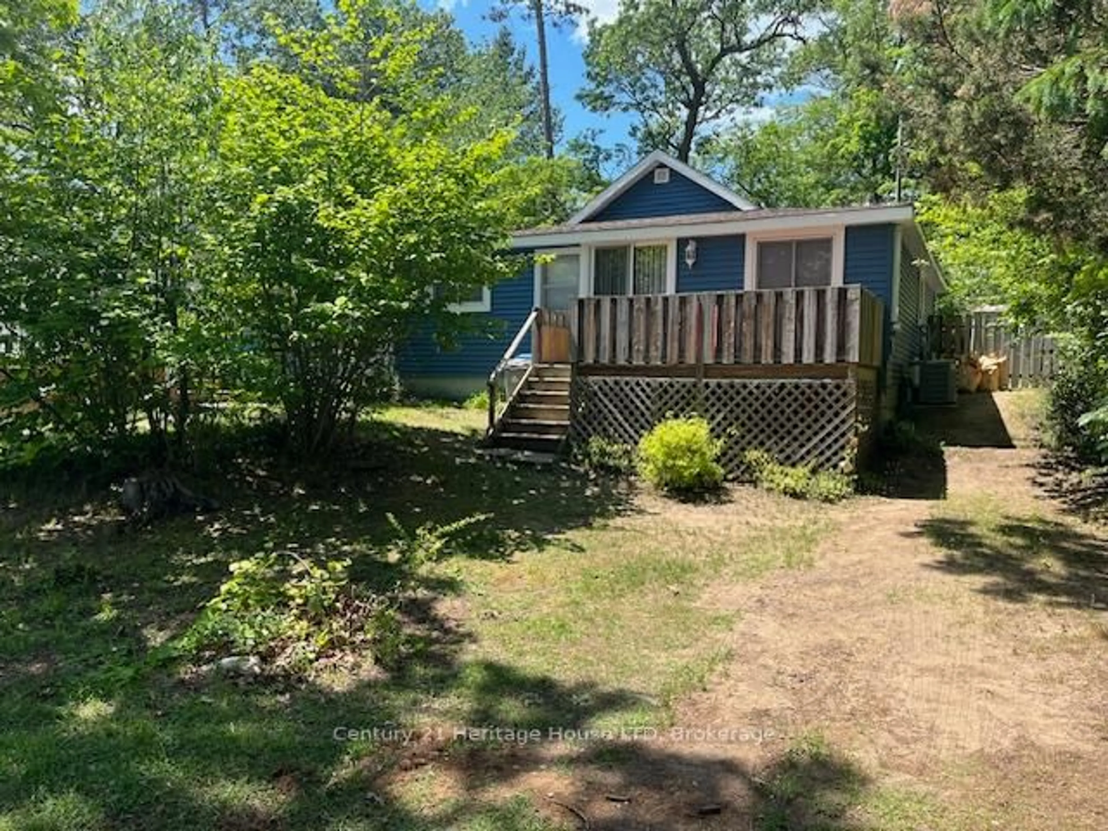 A pic from outside/outdoor area/front of a property/back of a property/a pic from drone, unknown for 29 Elmwood Ave, Lambton Shores Ontario L0S 1E4