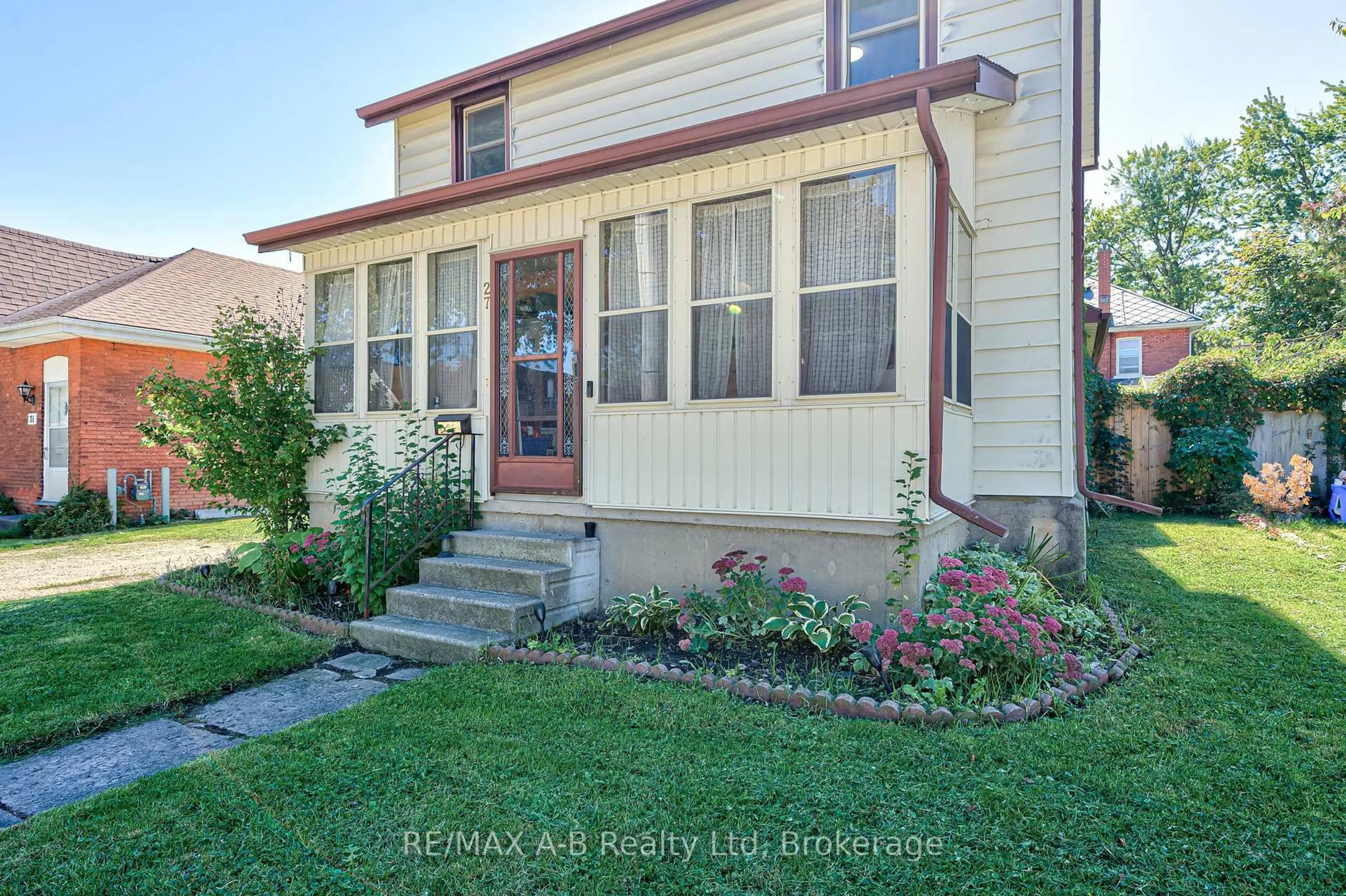 Unknown for 27 Brant St, Stratford Ontario N5A 3X1