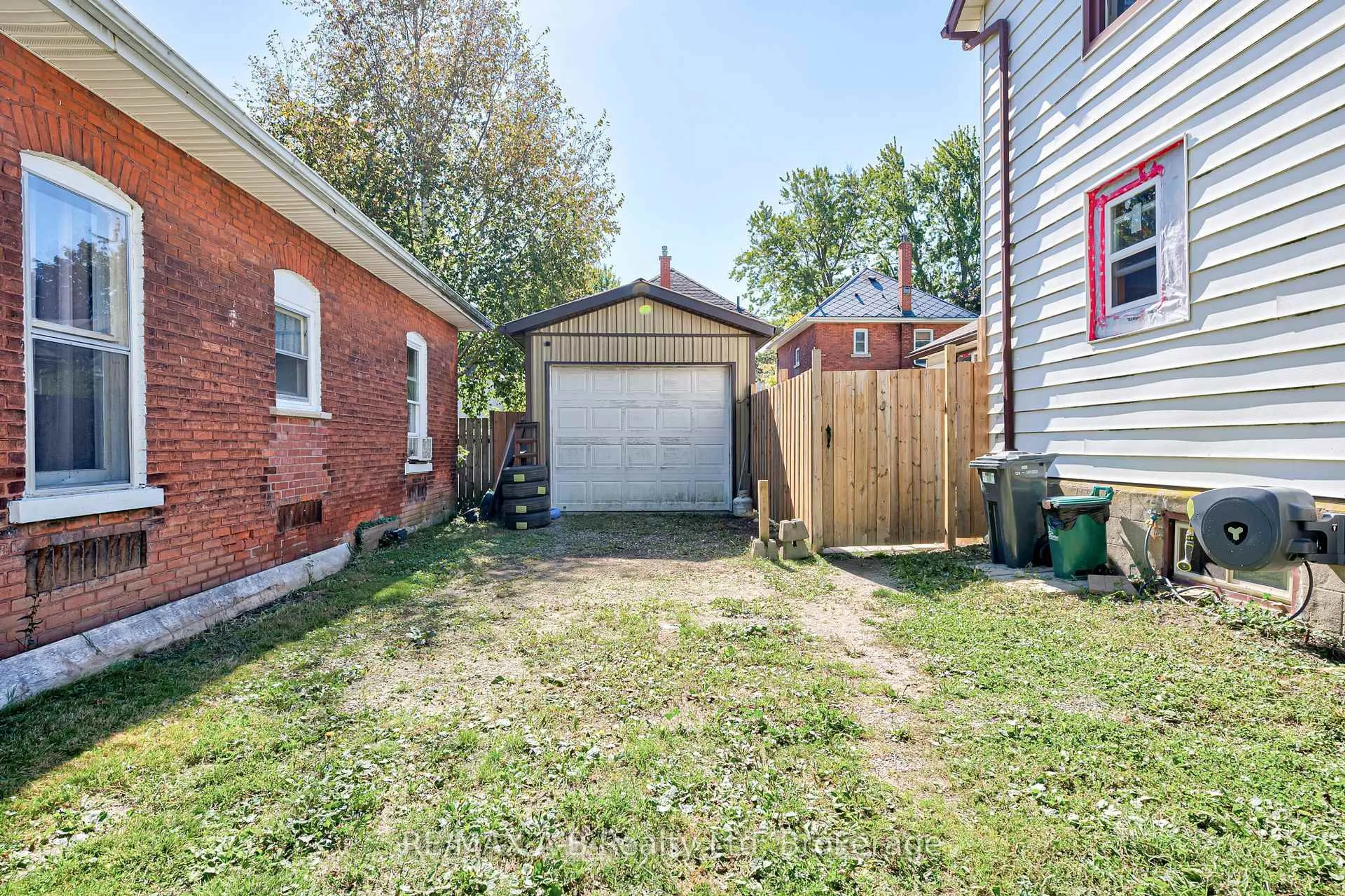 Unknown for 27 Brant St, Stratford Ontario N5A 3X1
