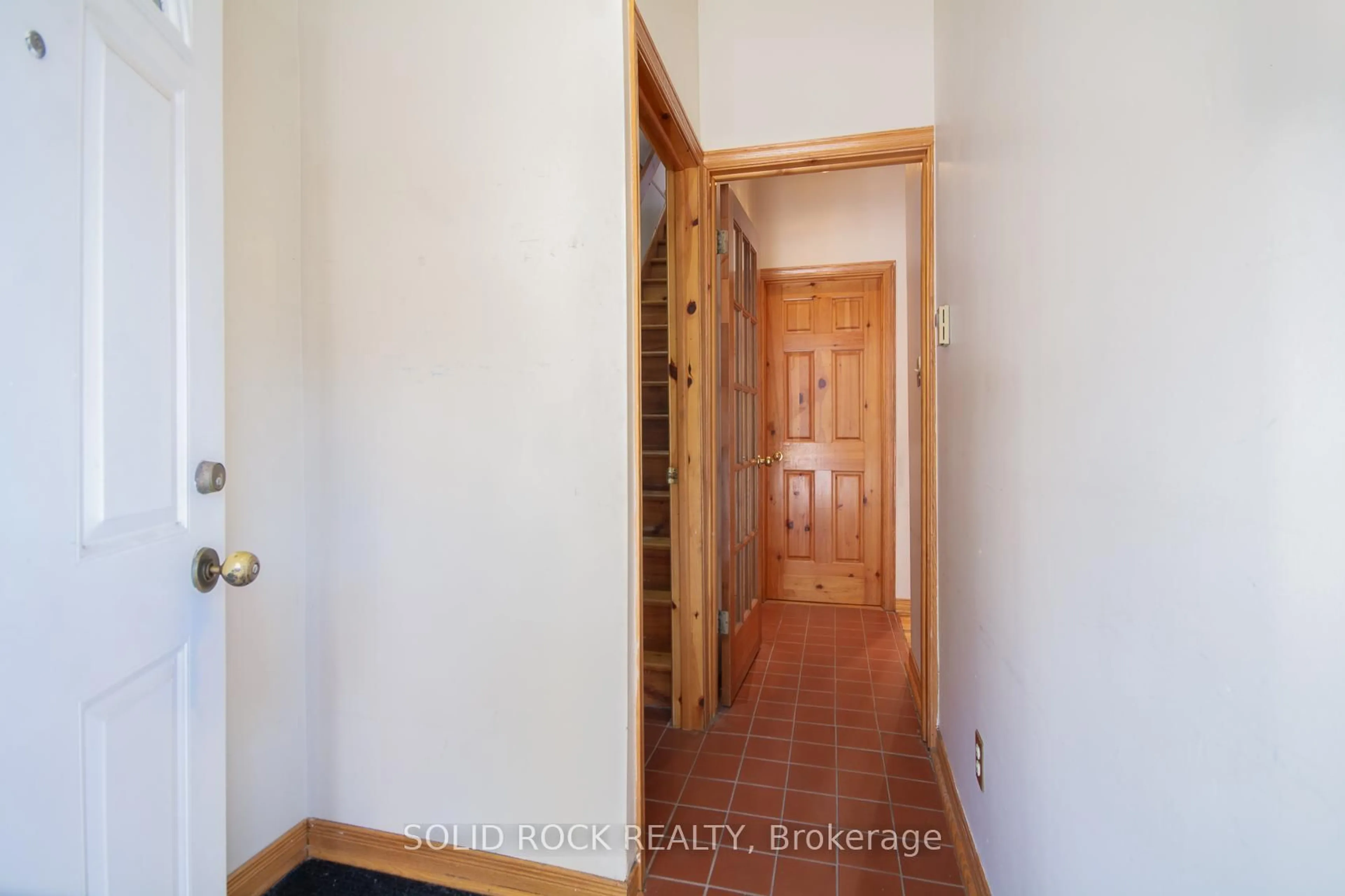 Indoor entryway for 25 Champagne Ave, Ottawa Ontario K1S 4P1