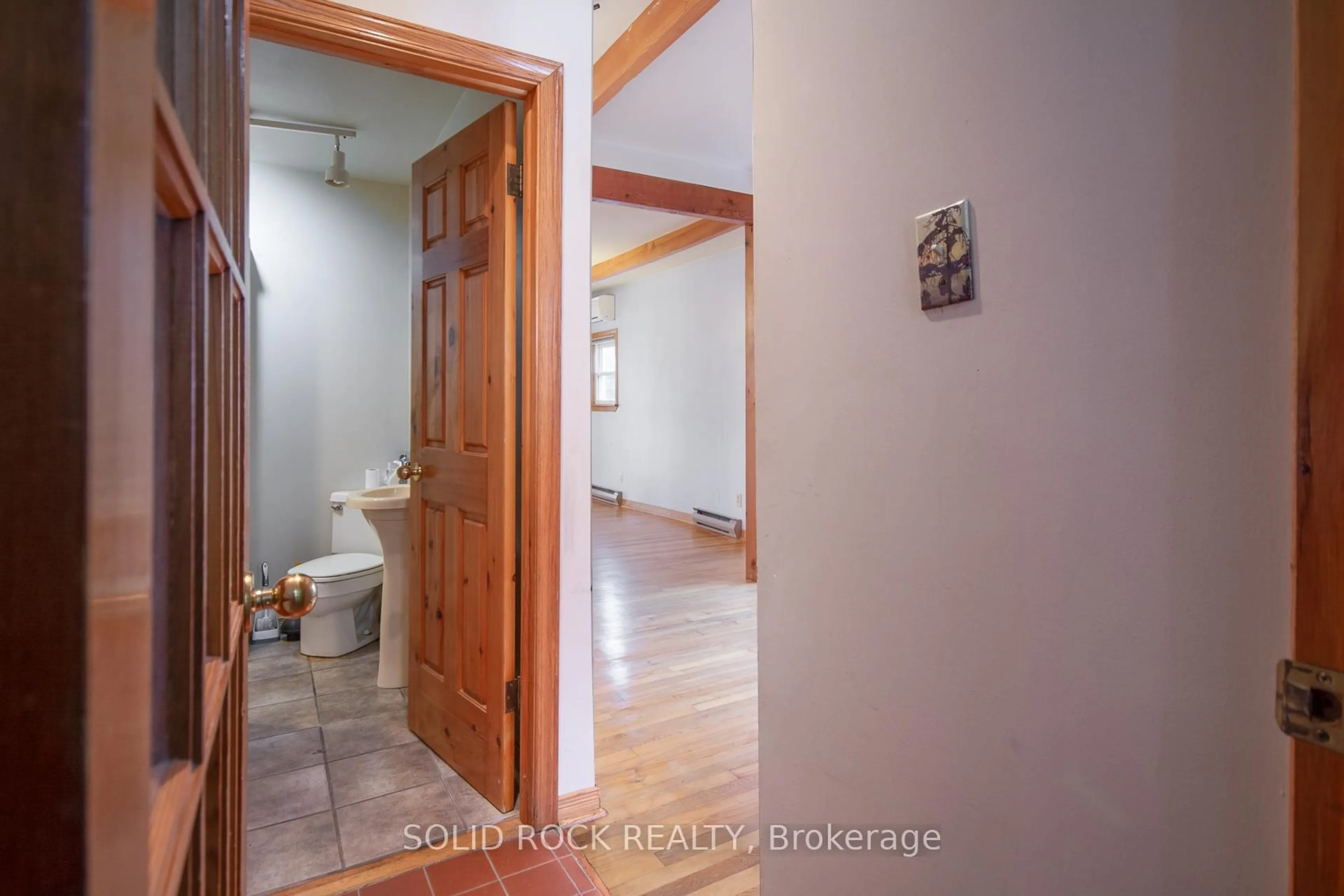 Indoor entryway for 25 Champagne Ave, Ottawa Ontario K1S 4P1