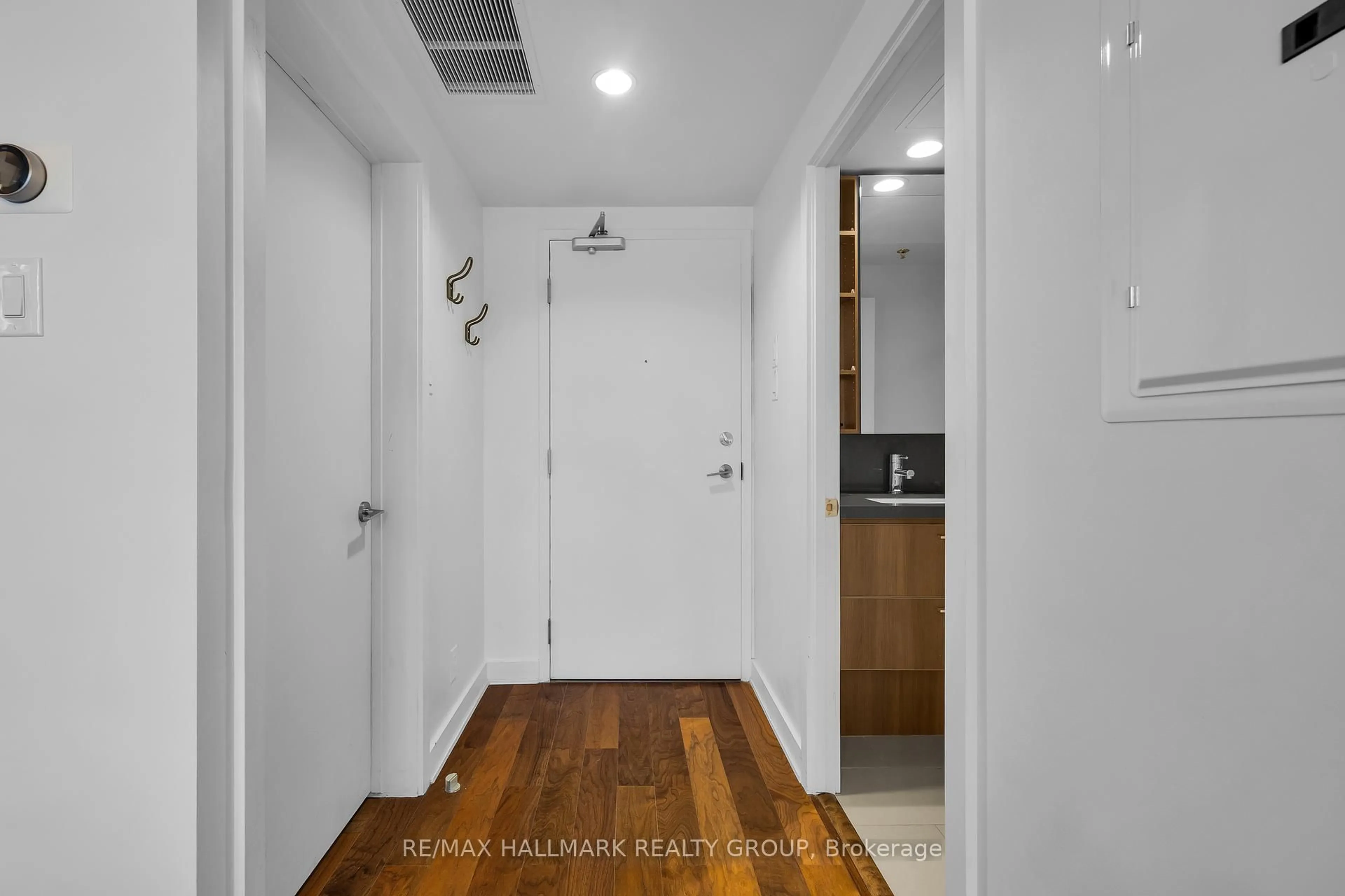Indoor entryway for 340 McLeod St #638, Ottawa Ontario K2P 1A4