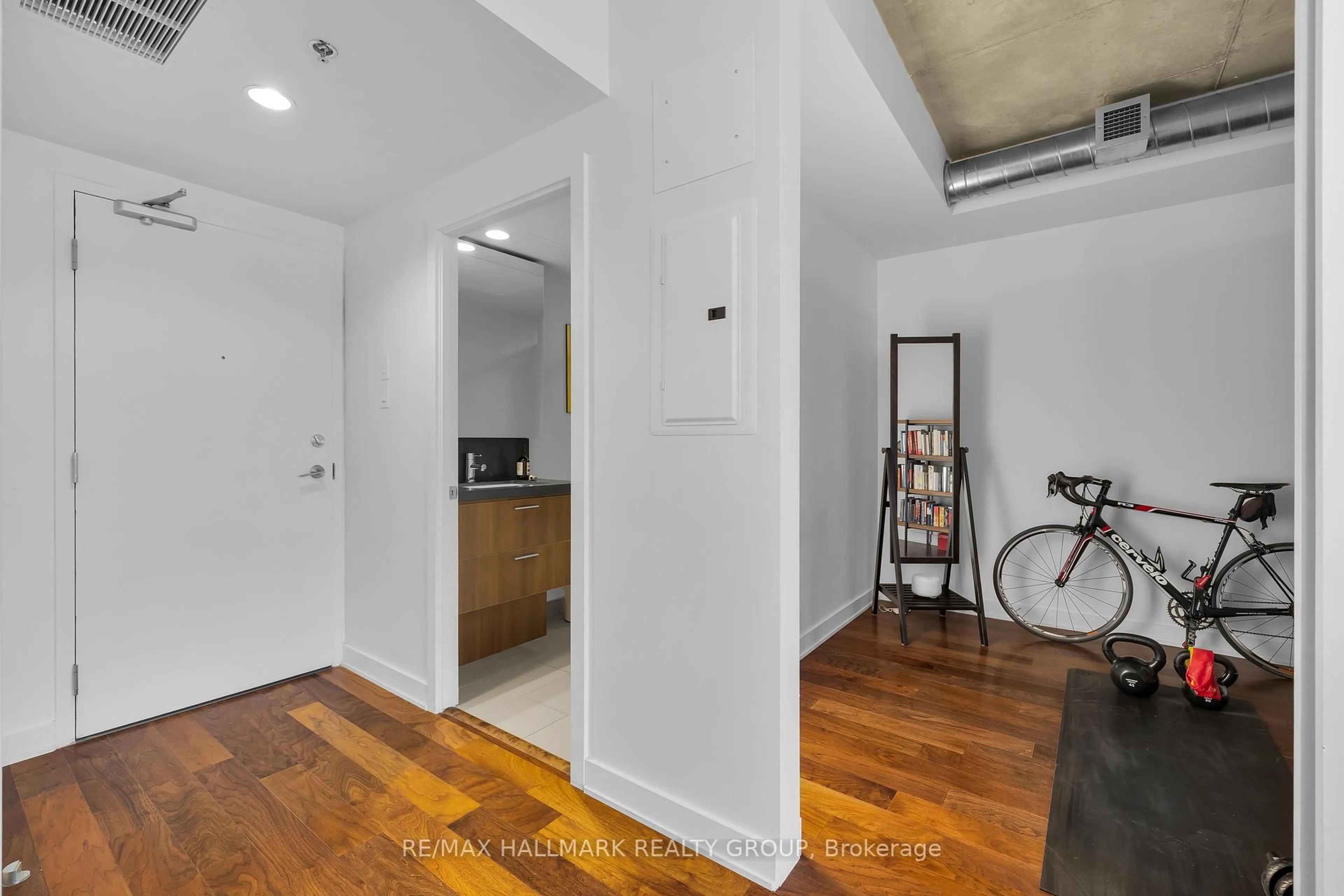 Indoor entryway for 340 McLeod St #638, Ottawa Ontario K2P 1A4