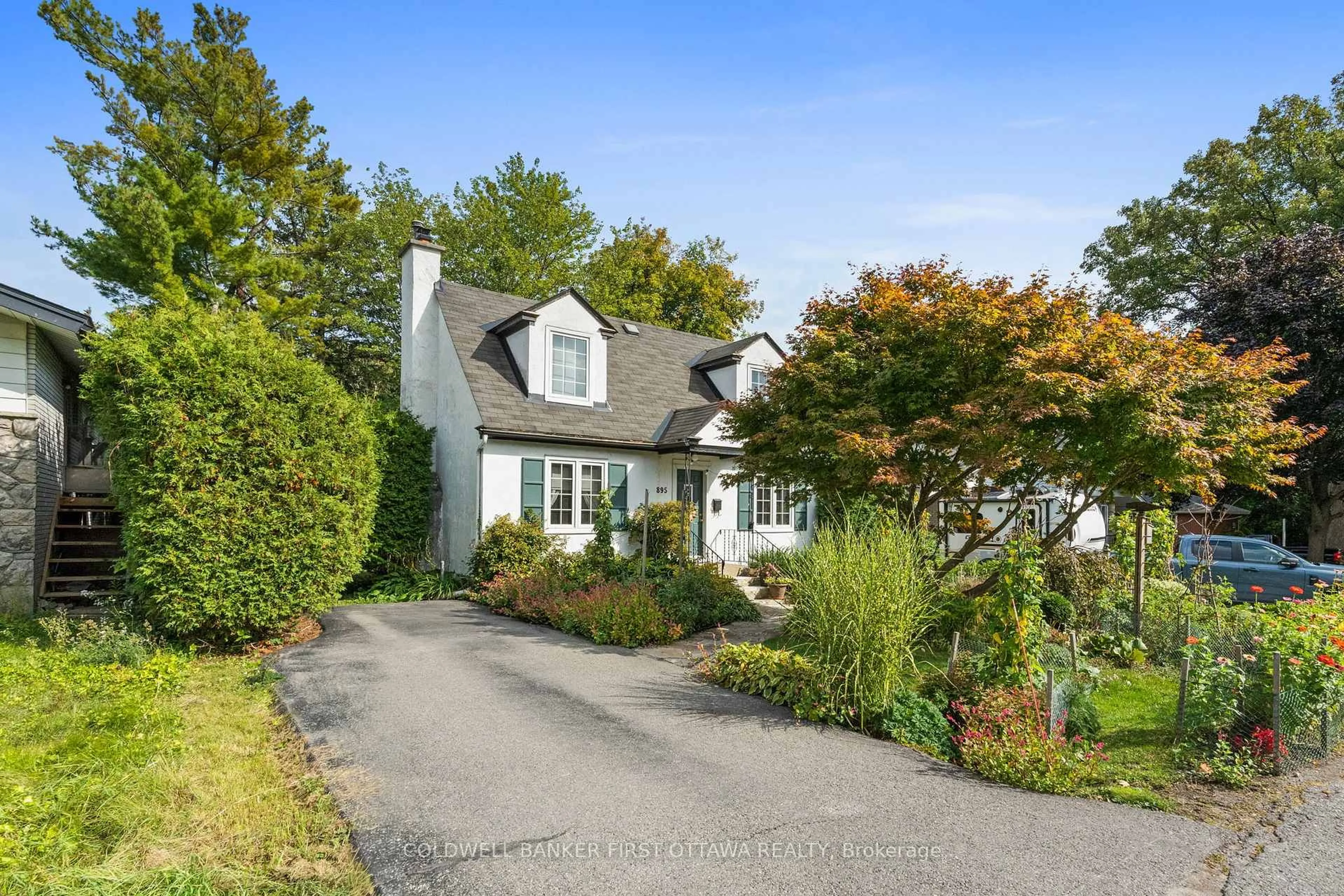 A pic from outside/outdoor area/front of a property/back of a property/a pic from drone, street for 895 Dundee Ave, Ottawa Ontario K2B 5T2