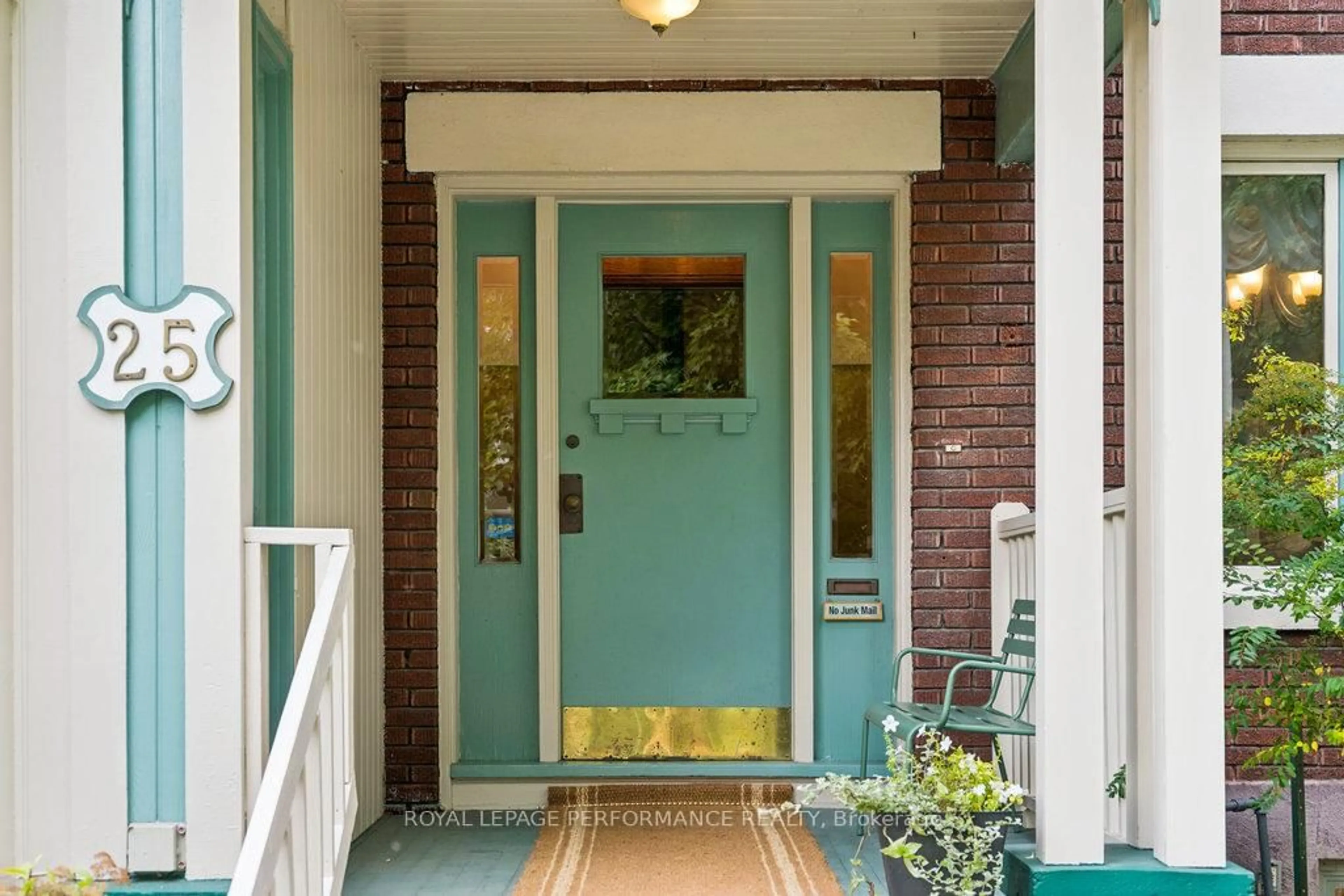 Indoor entryway for 25 Lakeside Ave, Ottawa Ontario K1S 3H1