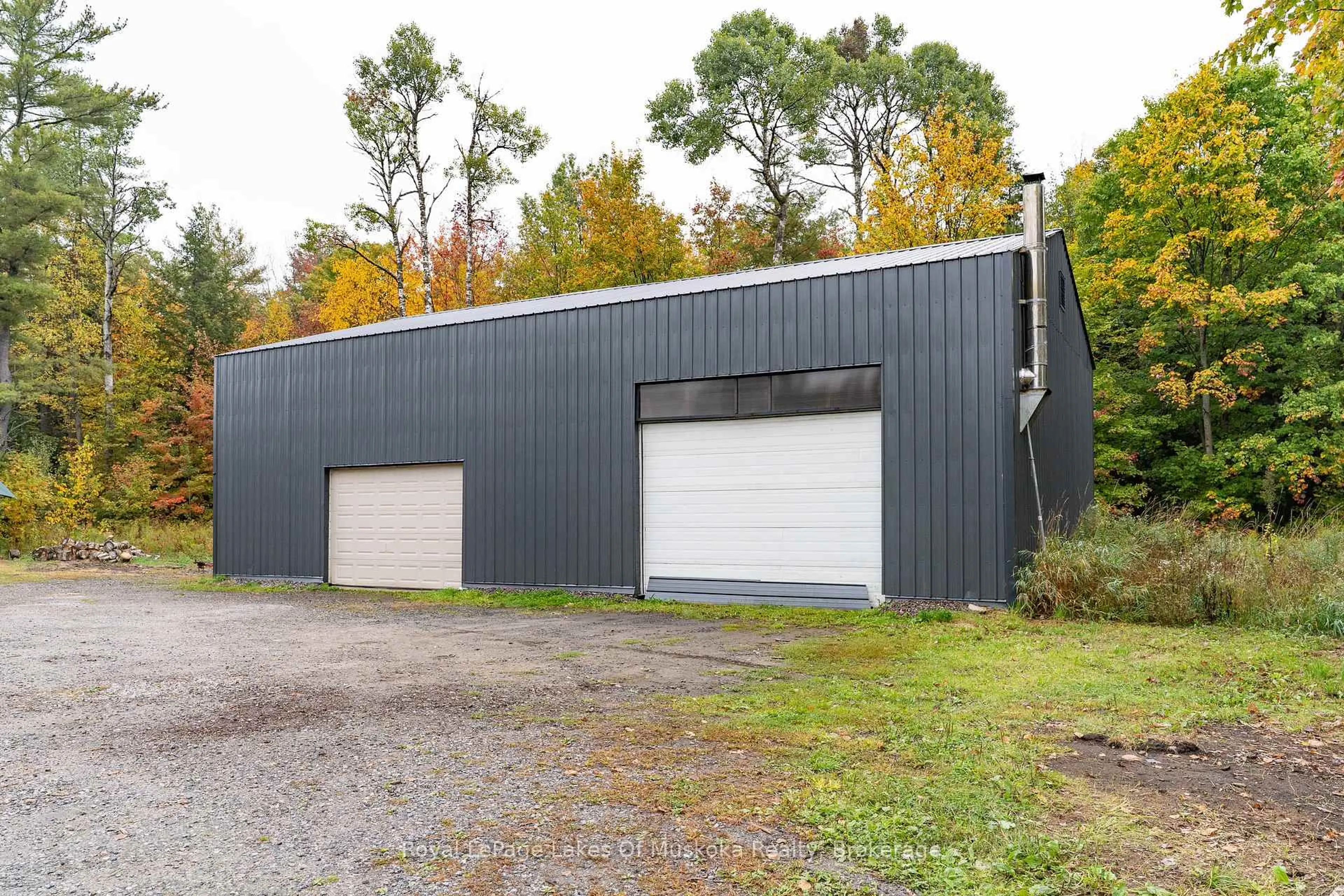 Indoor garage for 1741 Doe Lake Rd, Gravenhurst Ontario P1P 1R3