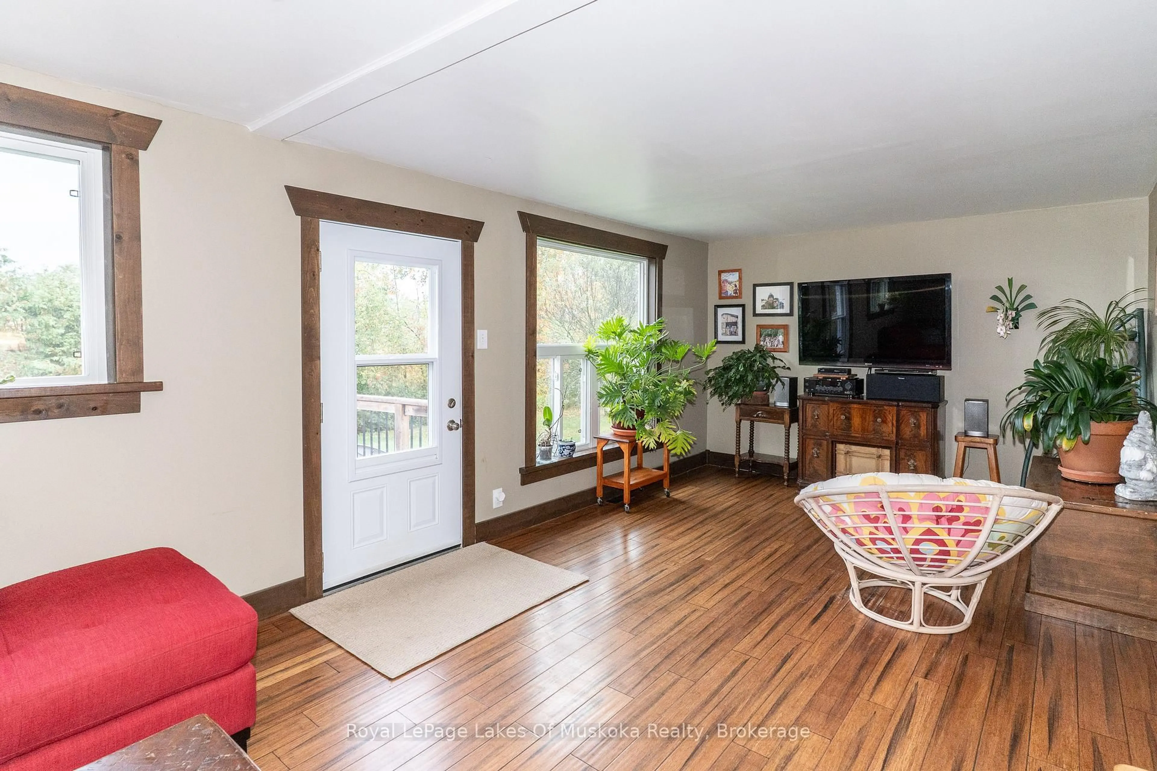Living room with furniture, wood/laminate floor for 1741 Doe Lake Rd, Gravenhurst Ontario P1P 1R3