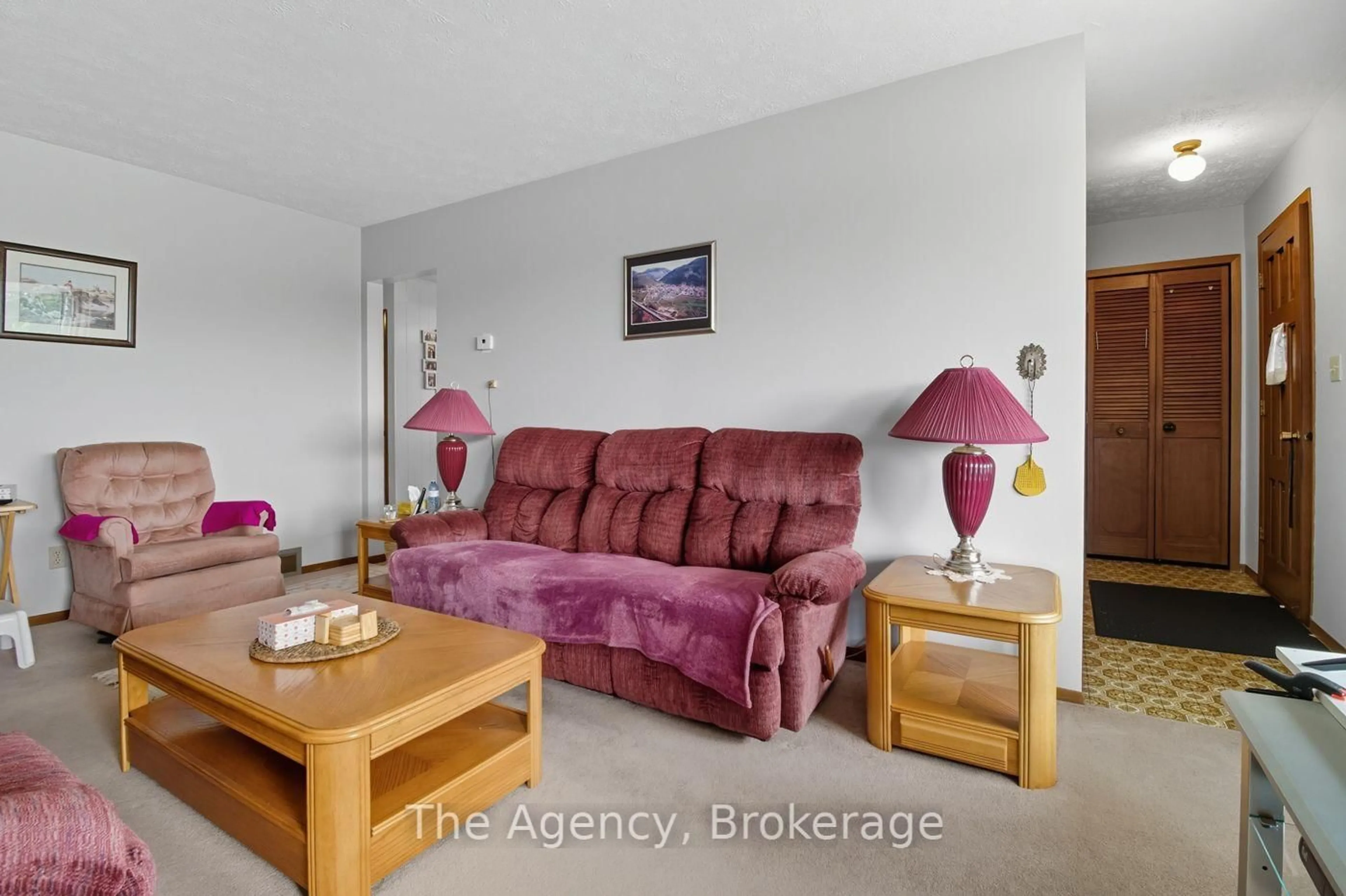 Living room with furniture, unknown for 96 Elizabeth St, Port Colborne Ontario L3K 2B8