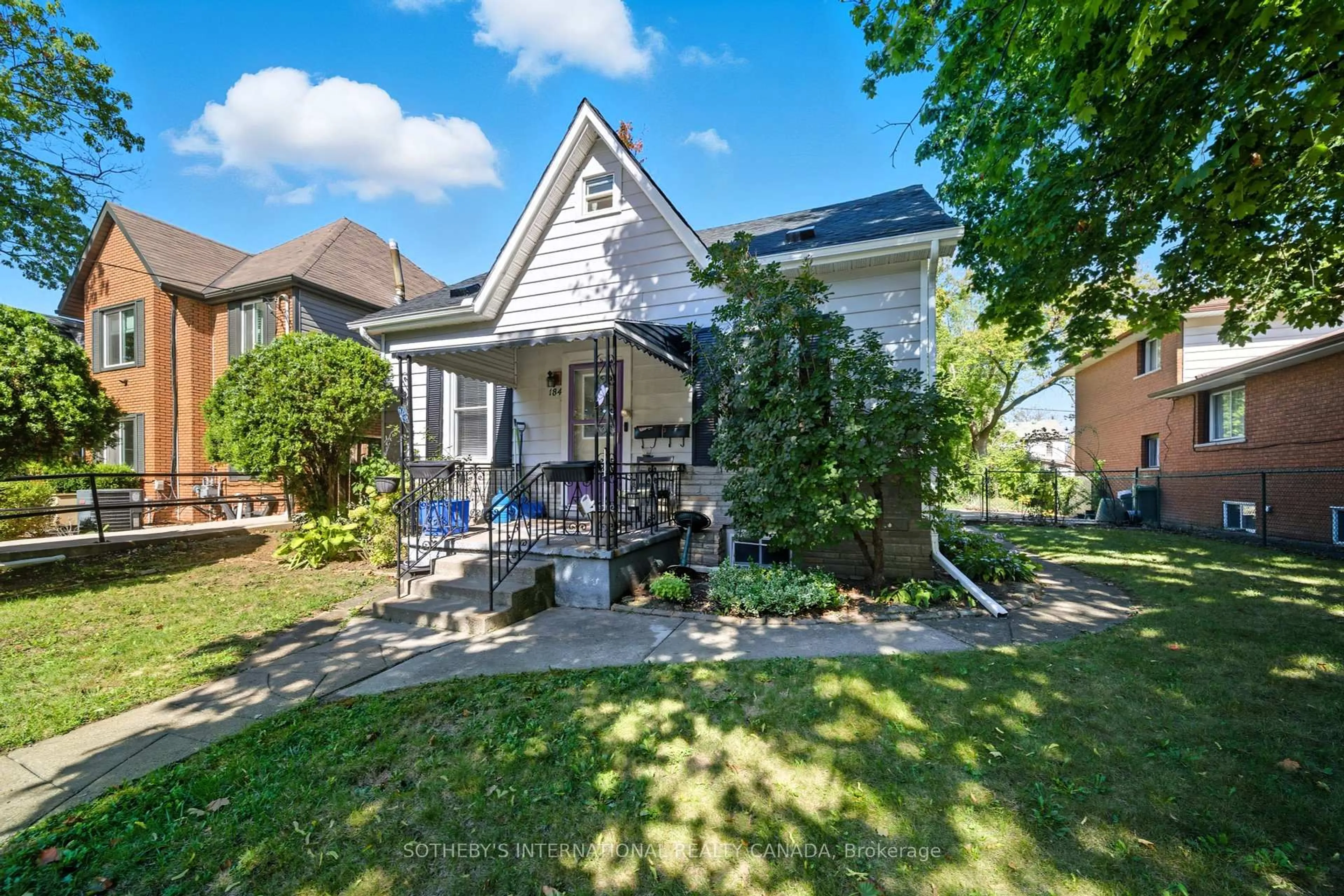 A pic from outside/outdoor area/front of a property/back of a property/a pic from drone, street for 184 Homewood Ave, Hamilton Ontario L8P 2M5