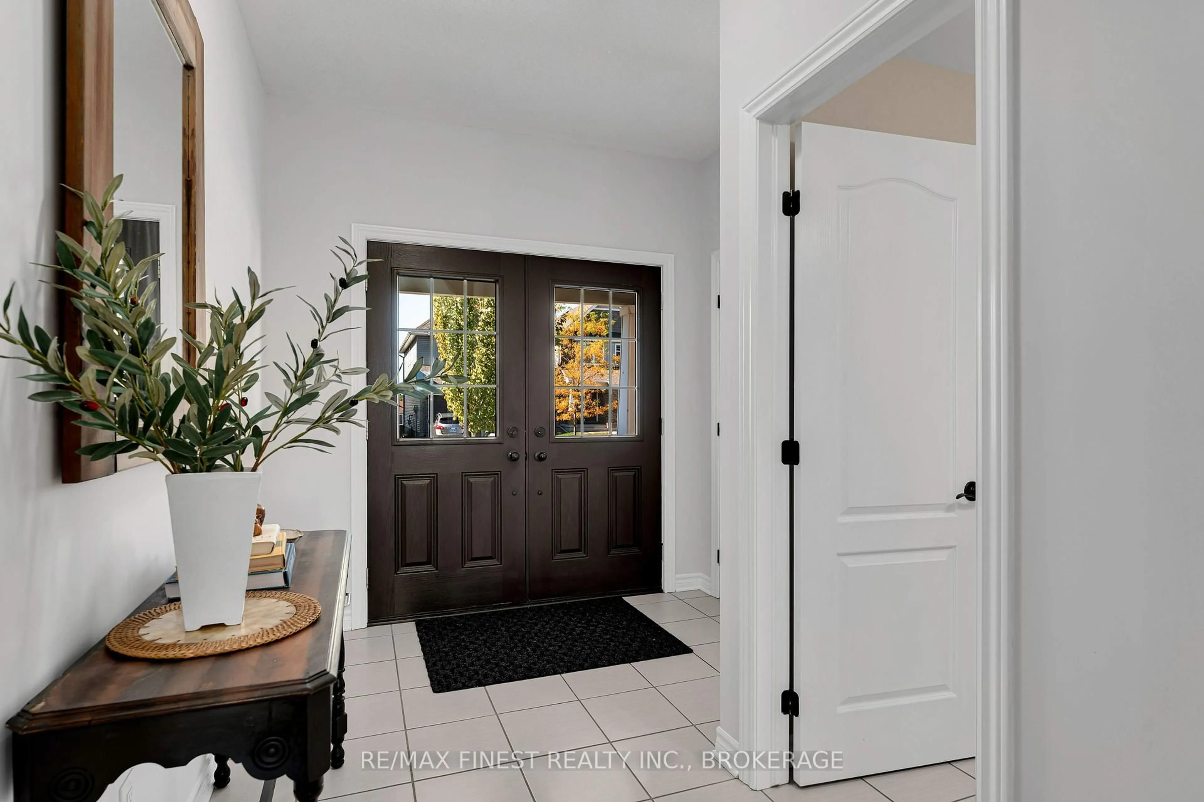 Indoor entryway for 516 Savannah Crt, Kingston Ontario K7P 0C4