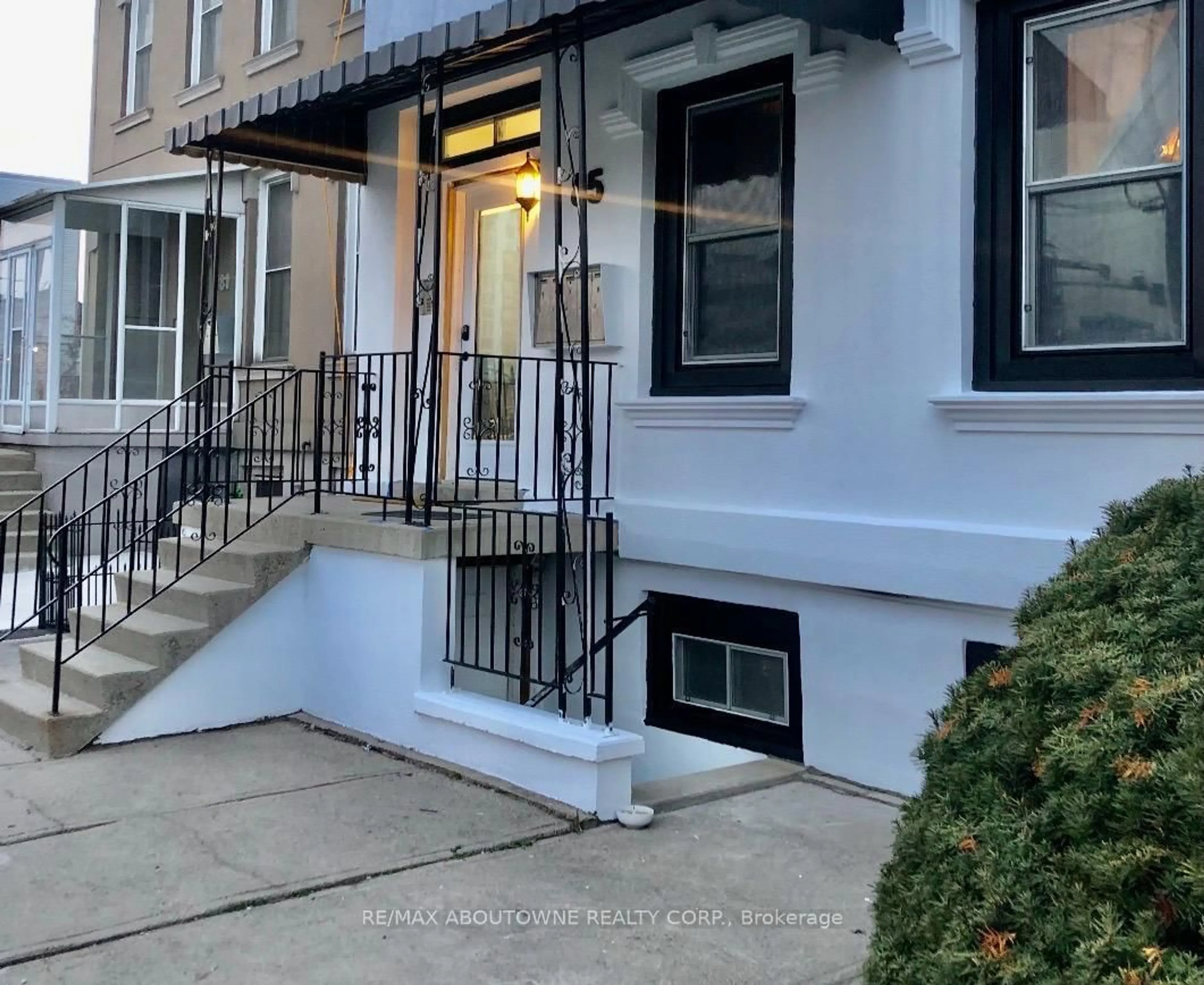 Indoor entryway for 85 Wilson St, Hamilton Ontario L8R 1C7