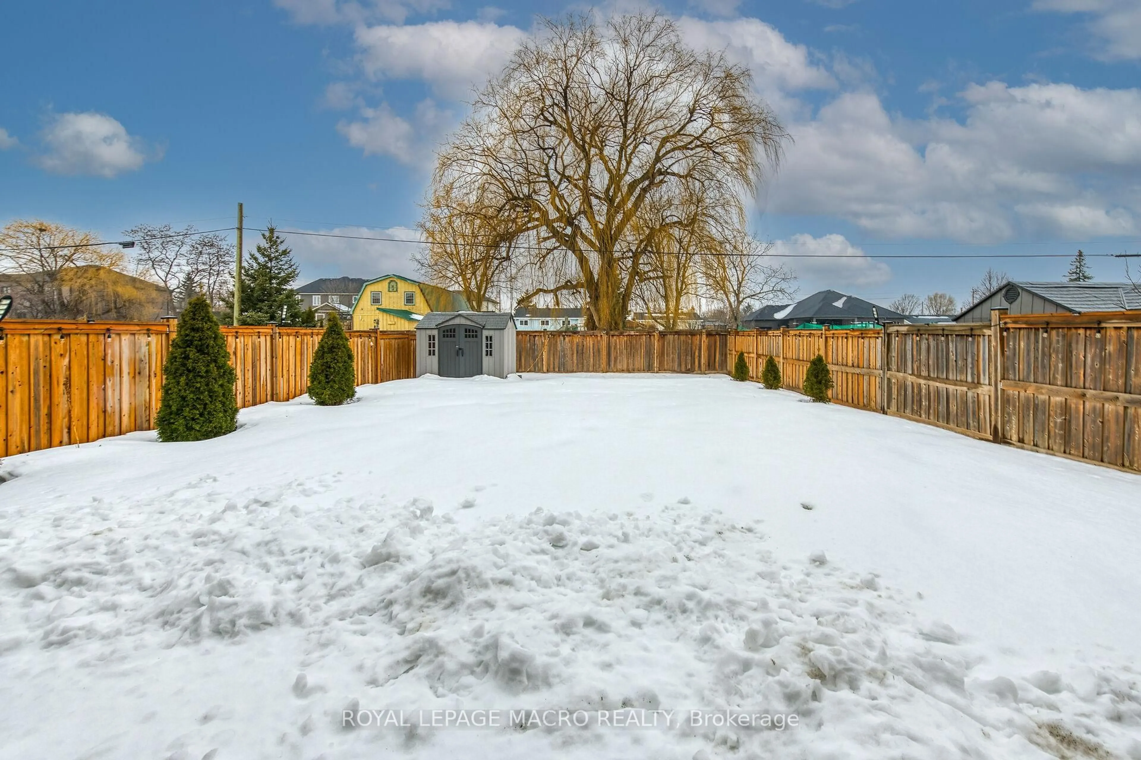Patio, mountain view for 88 Bellroyal Cres, Hamilton Ontario L8J 0G1