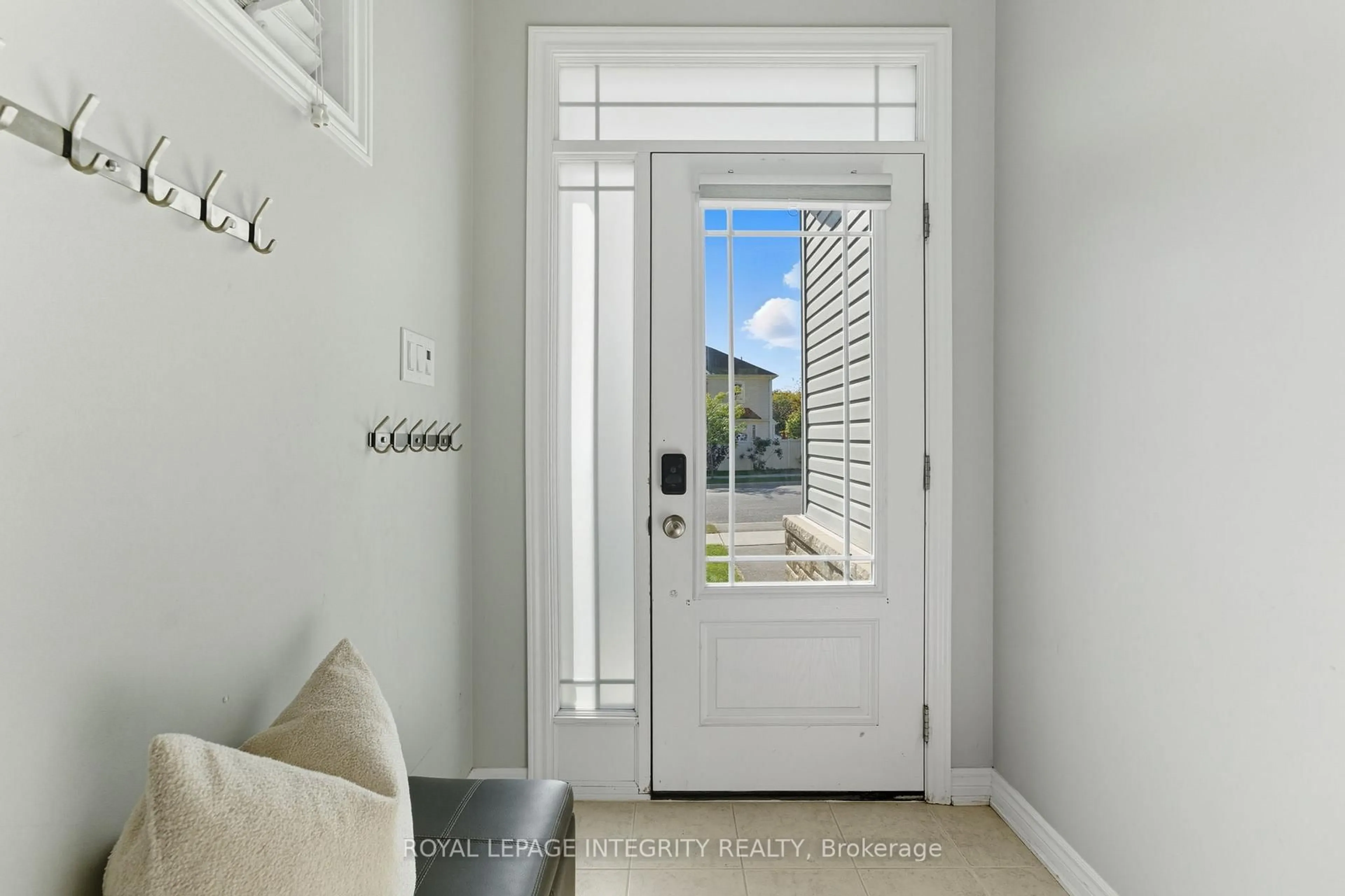 Indoor entryway for 463 Meadowbreeze Dr, Ottawa Ontario K2M 2T6