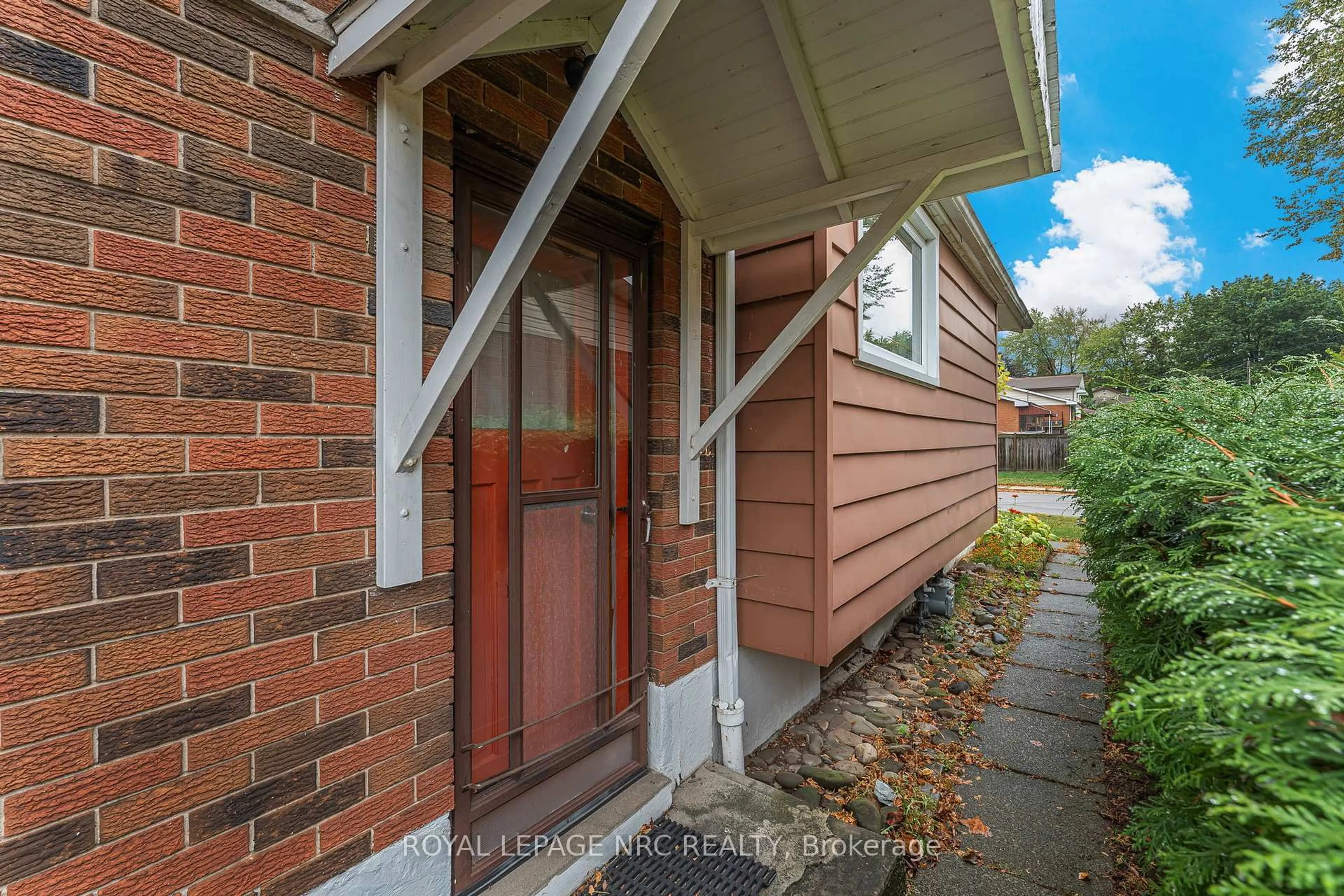 A pic from outside/outdoor area/front of a property/back of a property/a pic from drone, street for 269 Rainbow Dr, Hamilton Ontario L8K 4G3