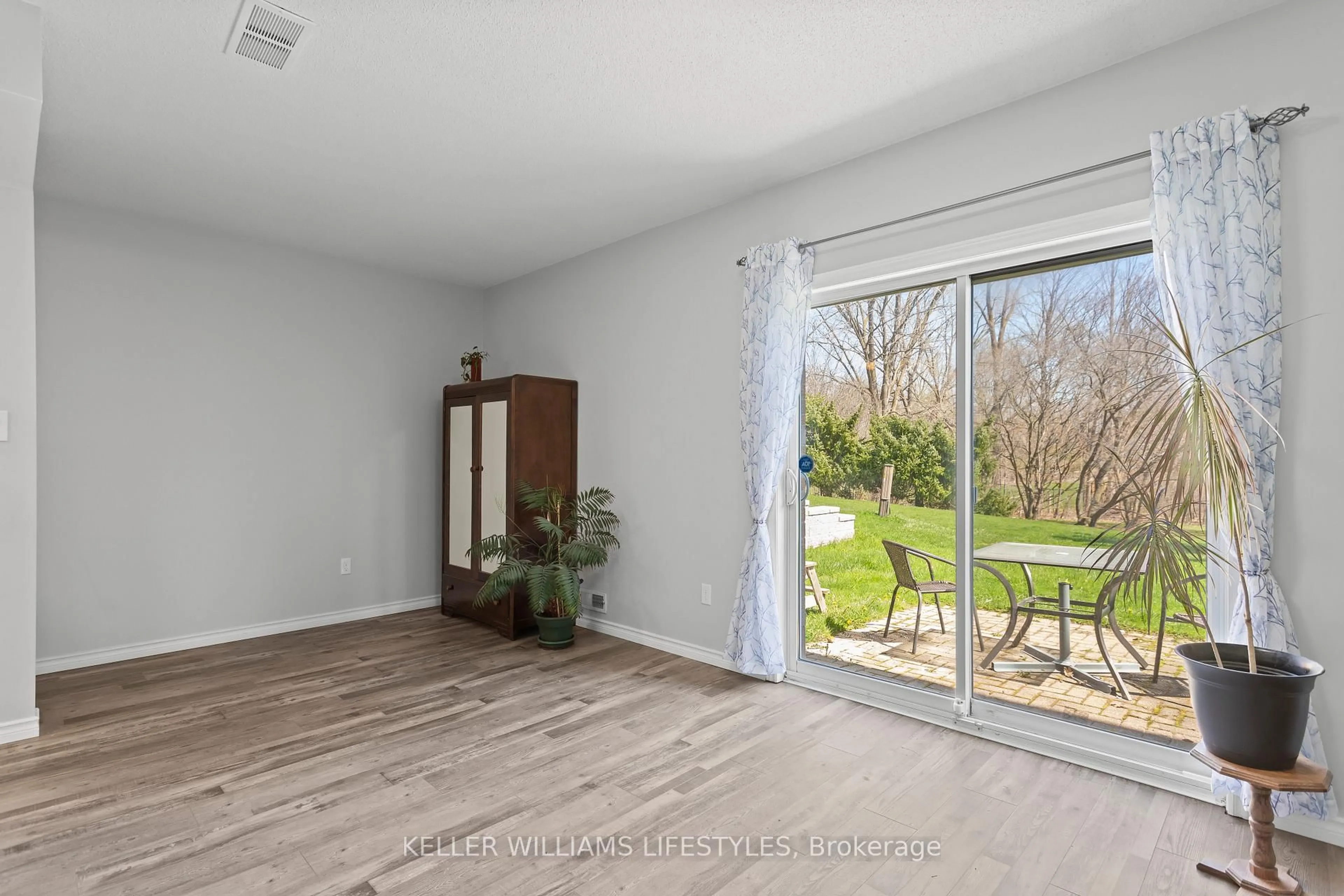 Indoor entryway for 536 Third St #23, London East Ontario N5V 4R5