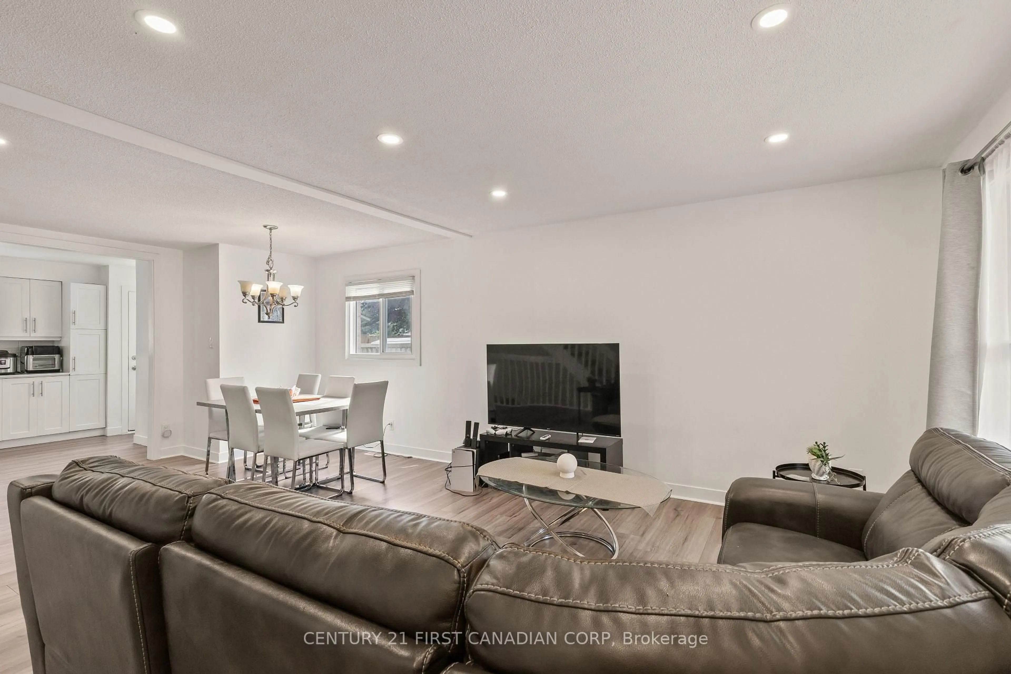 Living room with furniture, unknown for 990 LAWSON Rd, London North Ontario N6G 3M2