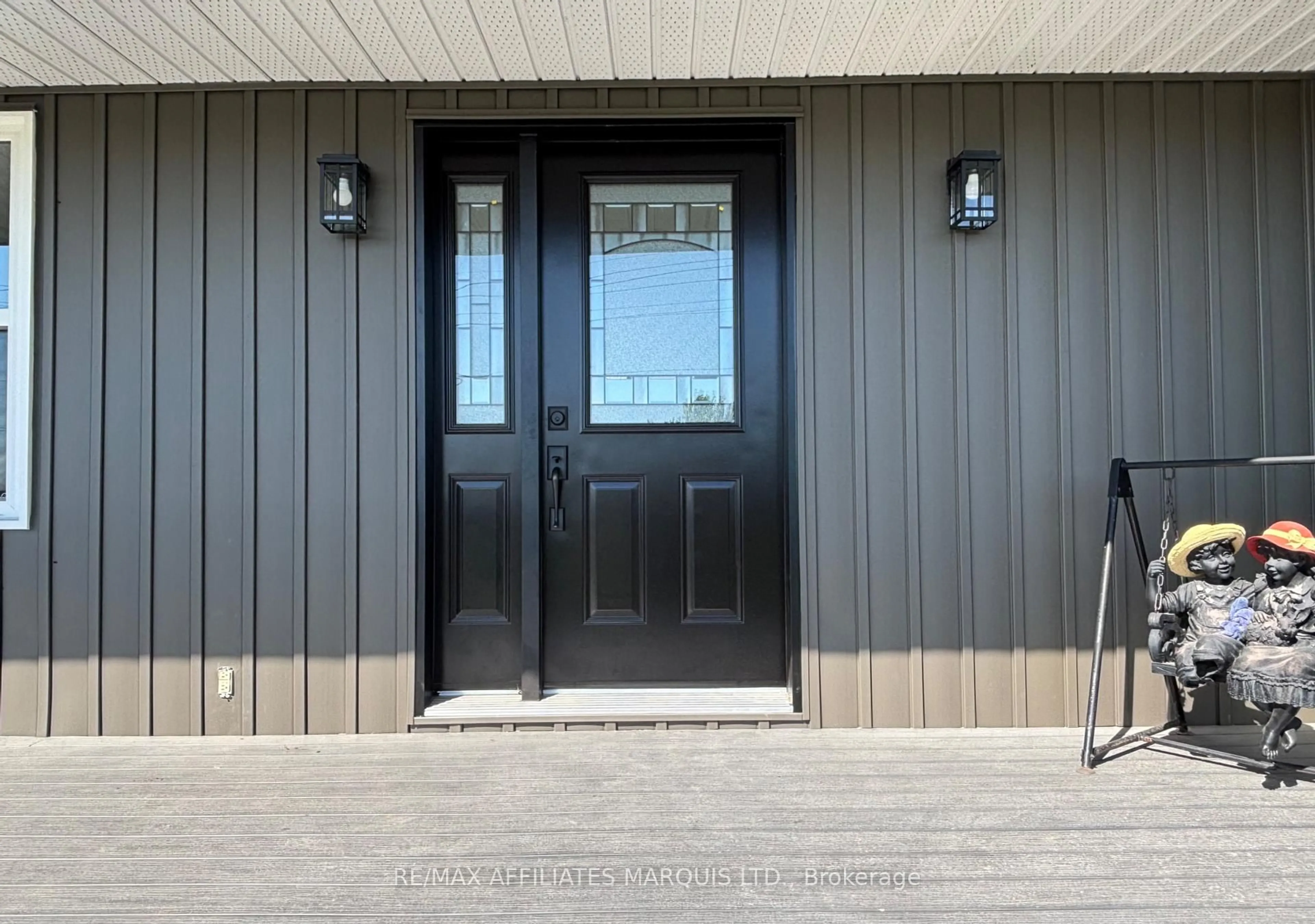 Indoor entryway for 16925 Cornwall Centre Rd, South Stormont Ontario K6H 5R7