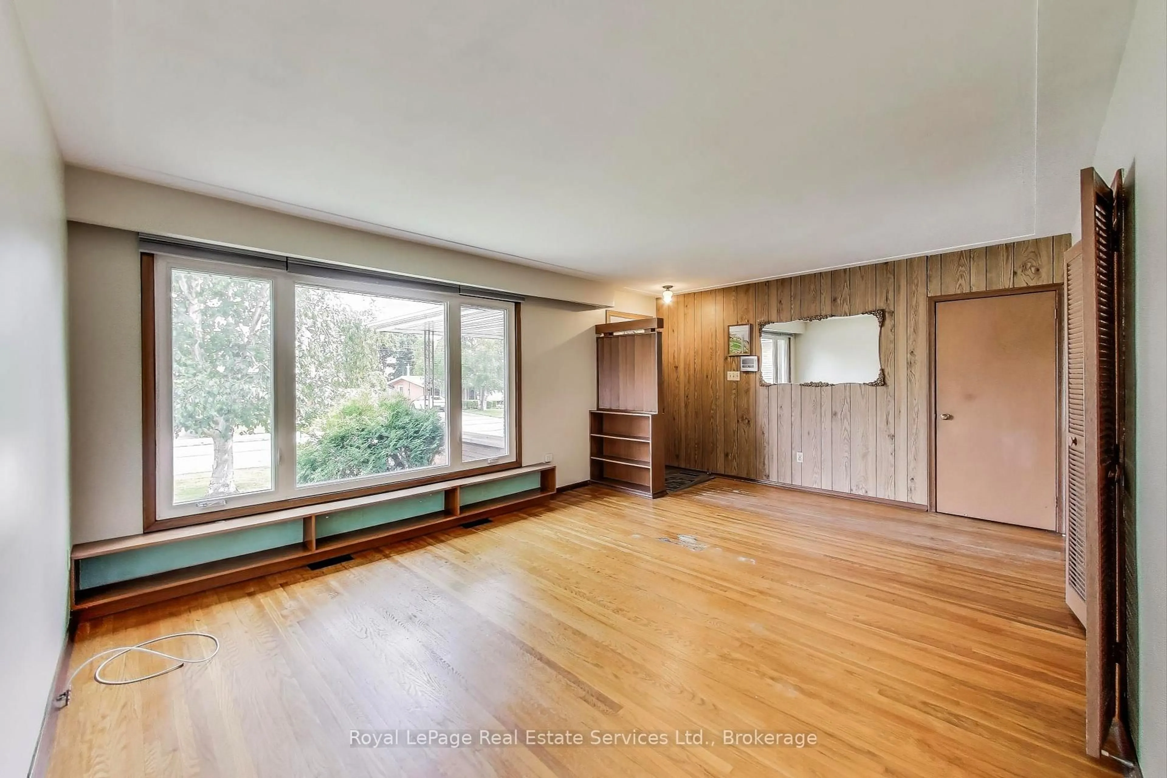 A pic of a room for 25 Sandringham Ave, Hamilton Ontario L9C 2H3
