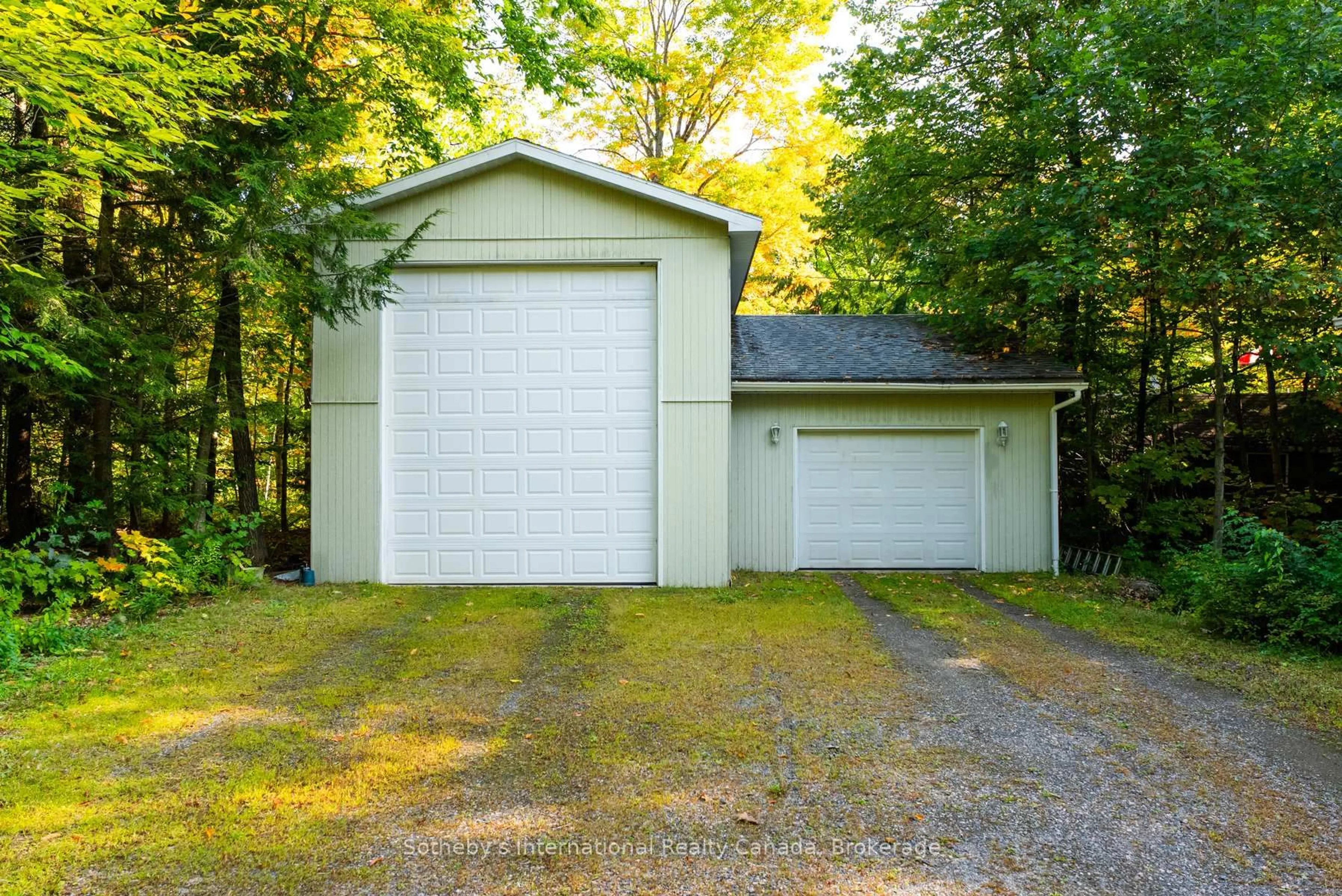 Indoor garage for 1329 Moon River Rd, Muskoka Lakes Ontario P0C 1A0
