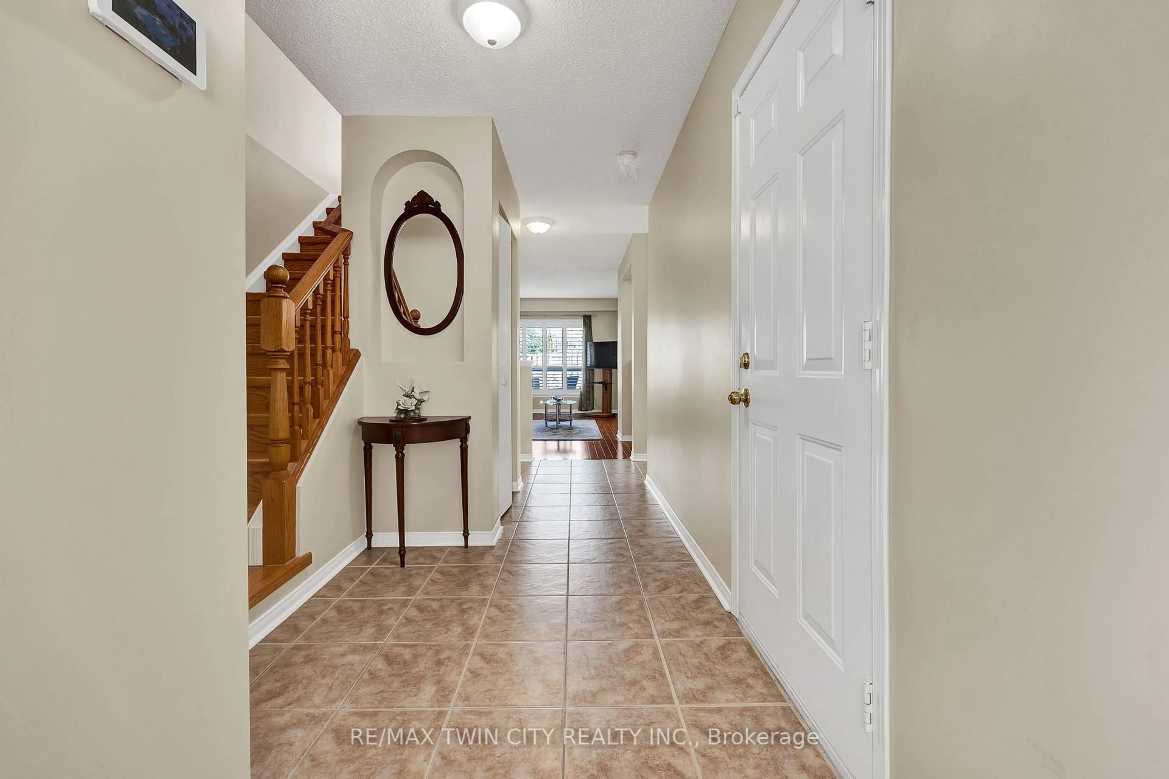 Indoor entryway for 609 Trico Dr, Cambridge Ontario N3H 5P2