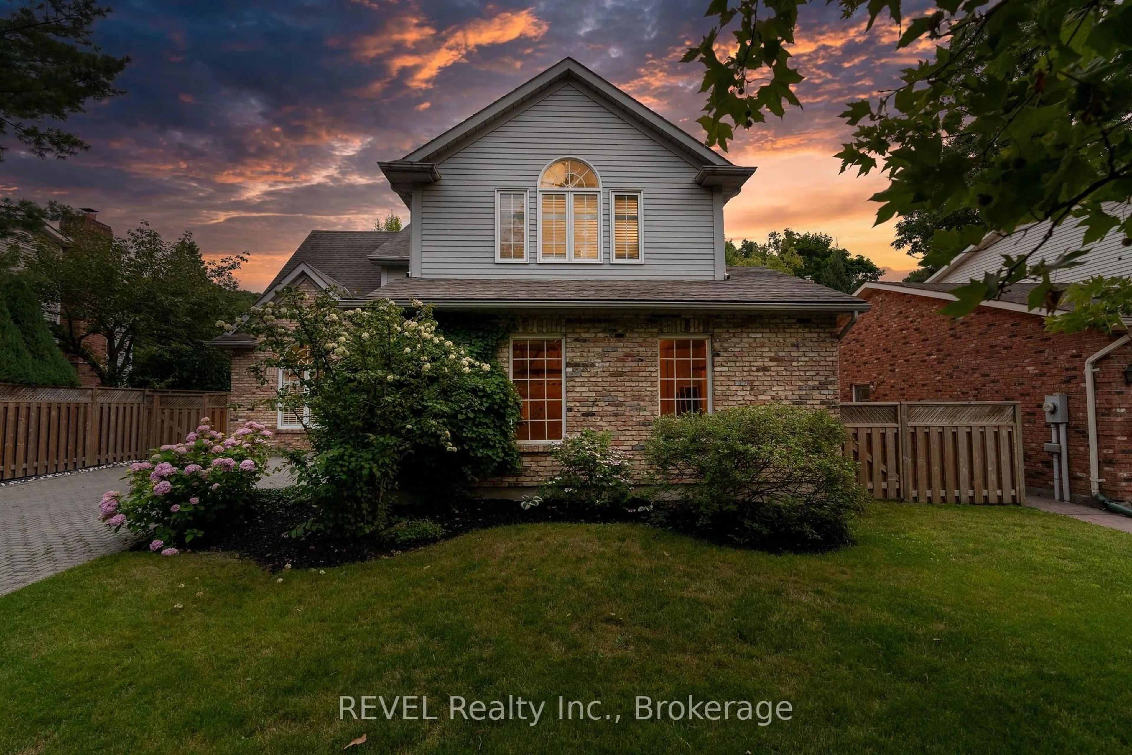 A pic from outside/outdoor area/front of a property/back of a property/a pic from drone, unknown for 78 SOVEREIGN Dr, St. Catharines Ontario L2T 1Z7