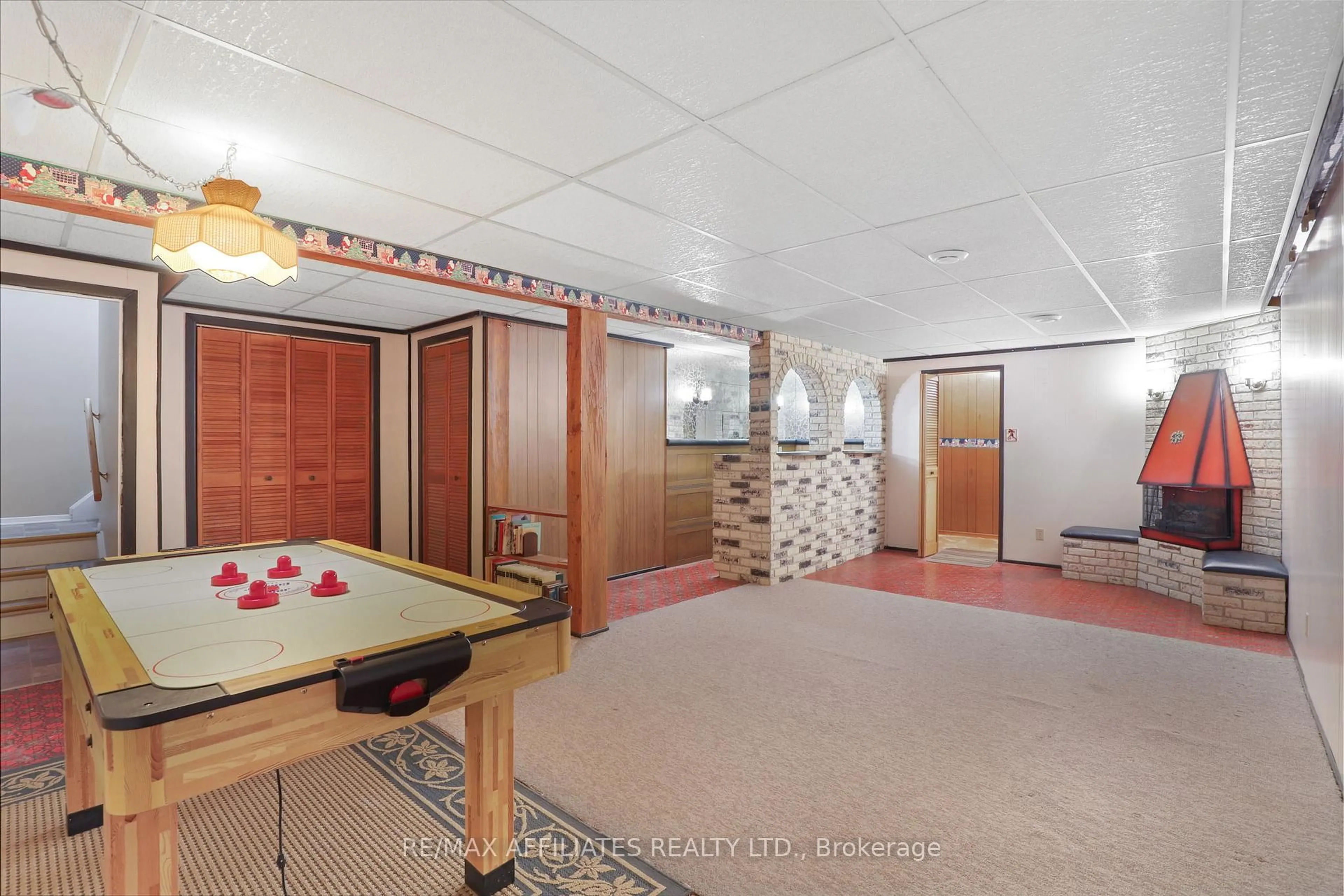 Indoor foyer for 17 Canfield Rd, Ottawa Ontario K2H 5S7