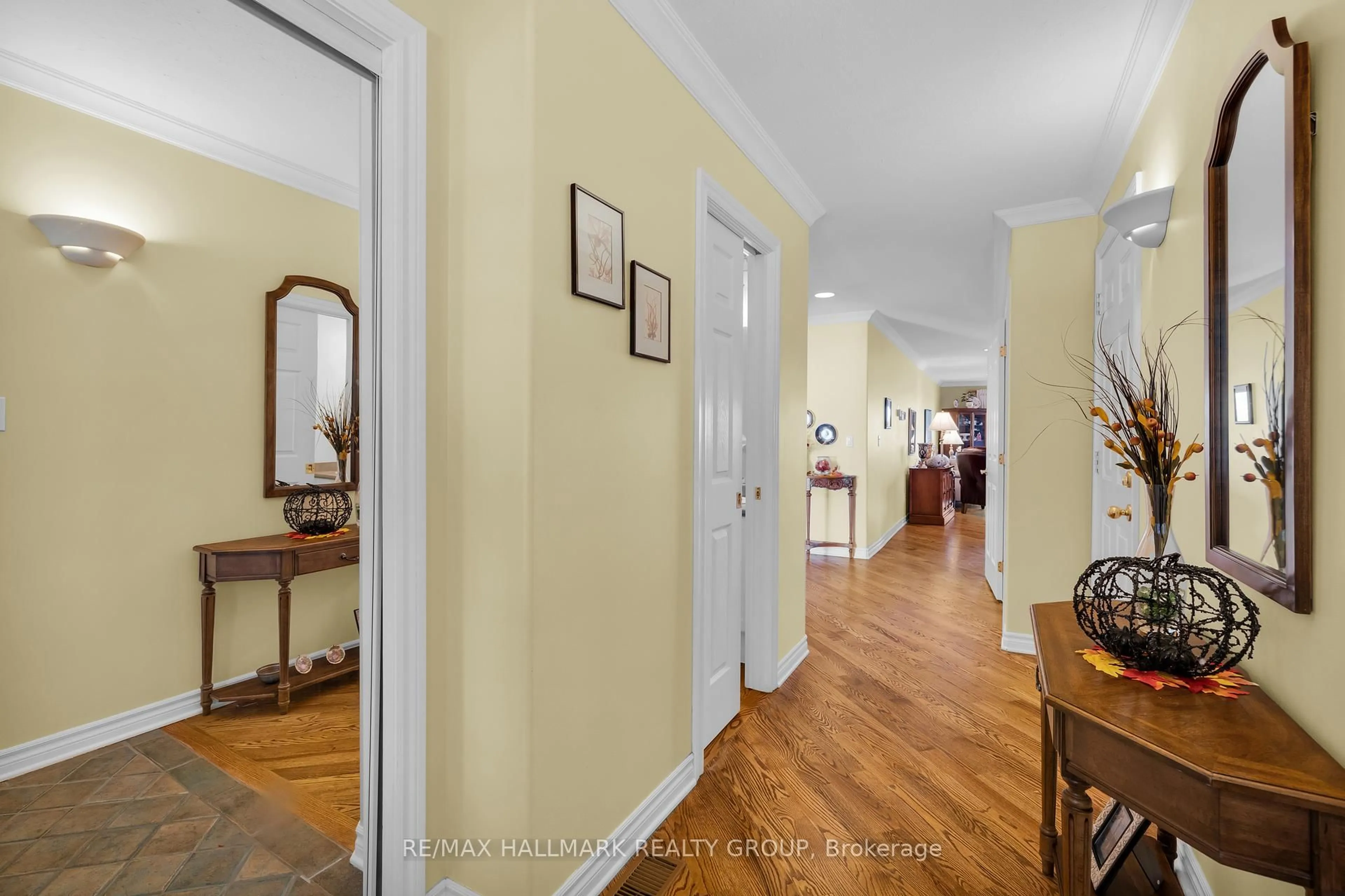 Indoor foyer for 231 Beley St, Brockville Ontario K6V 7J7