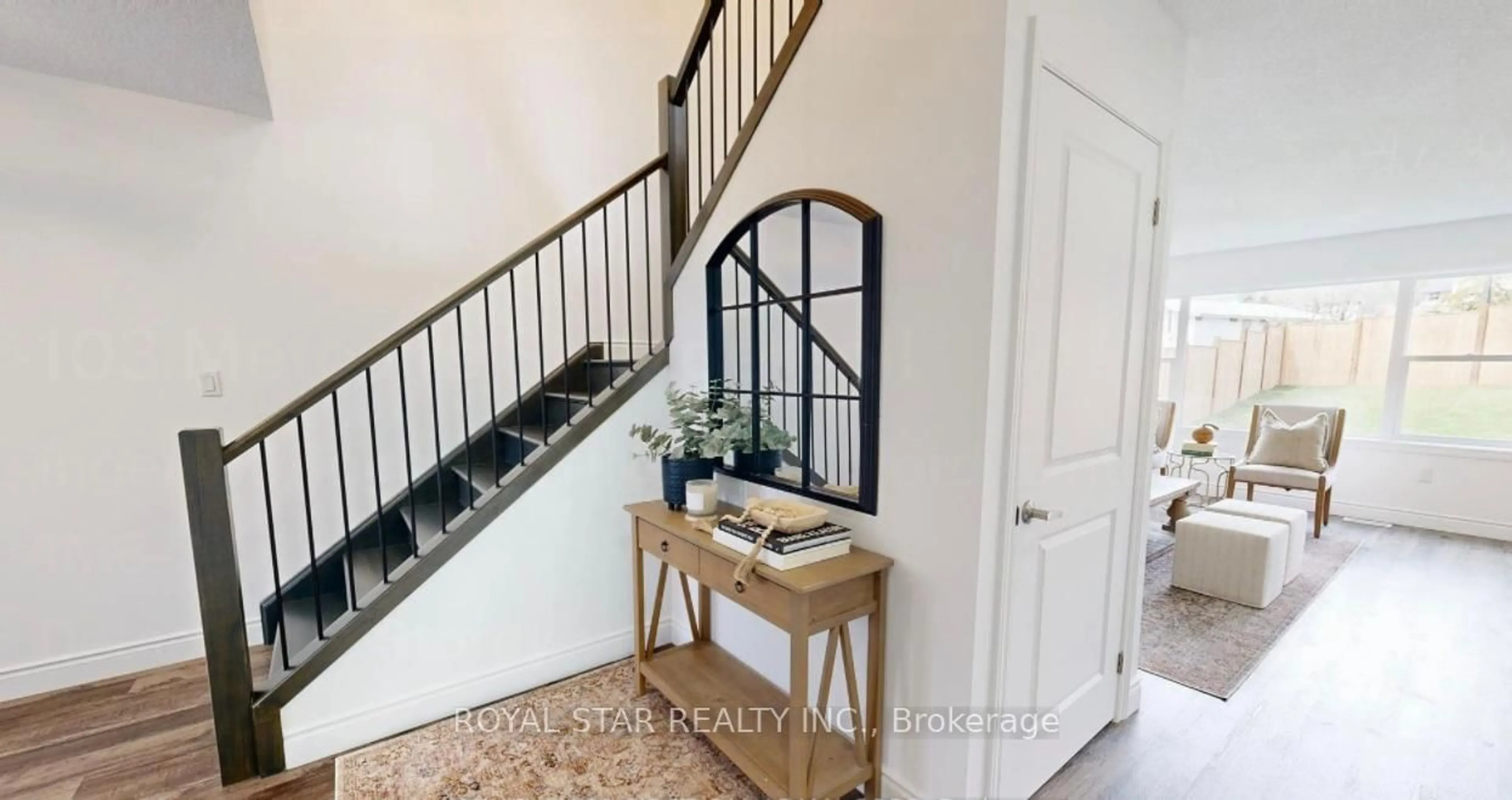 Indoor entryway for 103 Metcalfe St, Ingersoll Ontario N5C 1M6