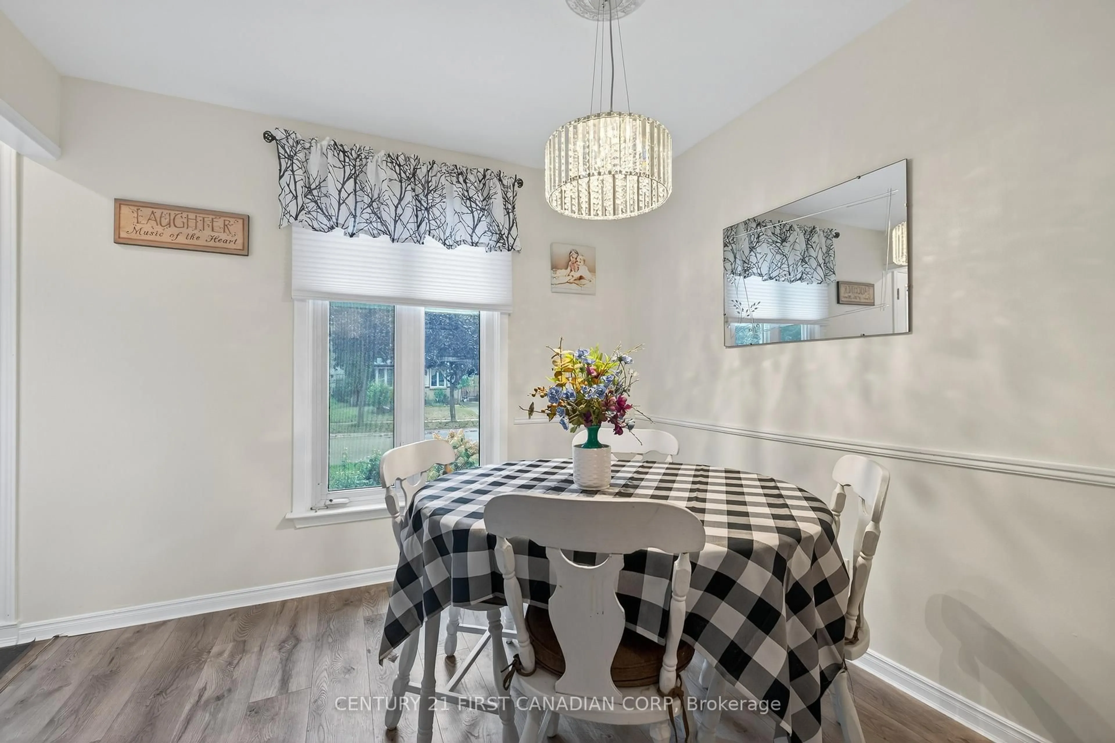 Dining room, wood/laminate floor for 20 Ashbury Ave, London South Ontario N6E 1S8