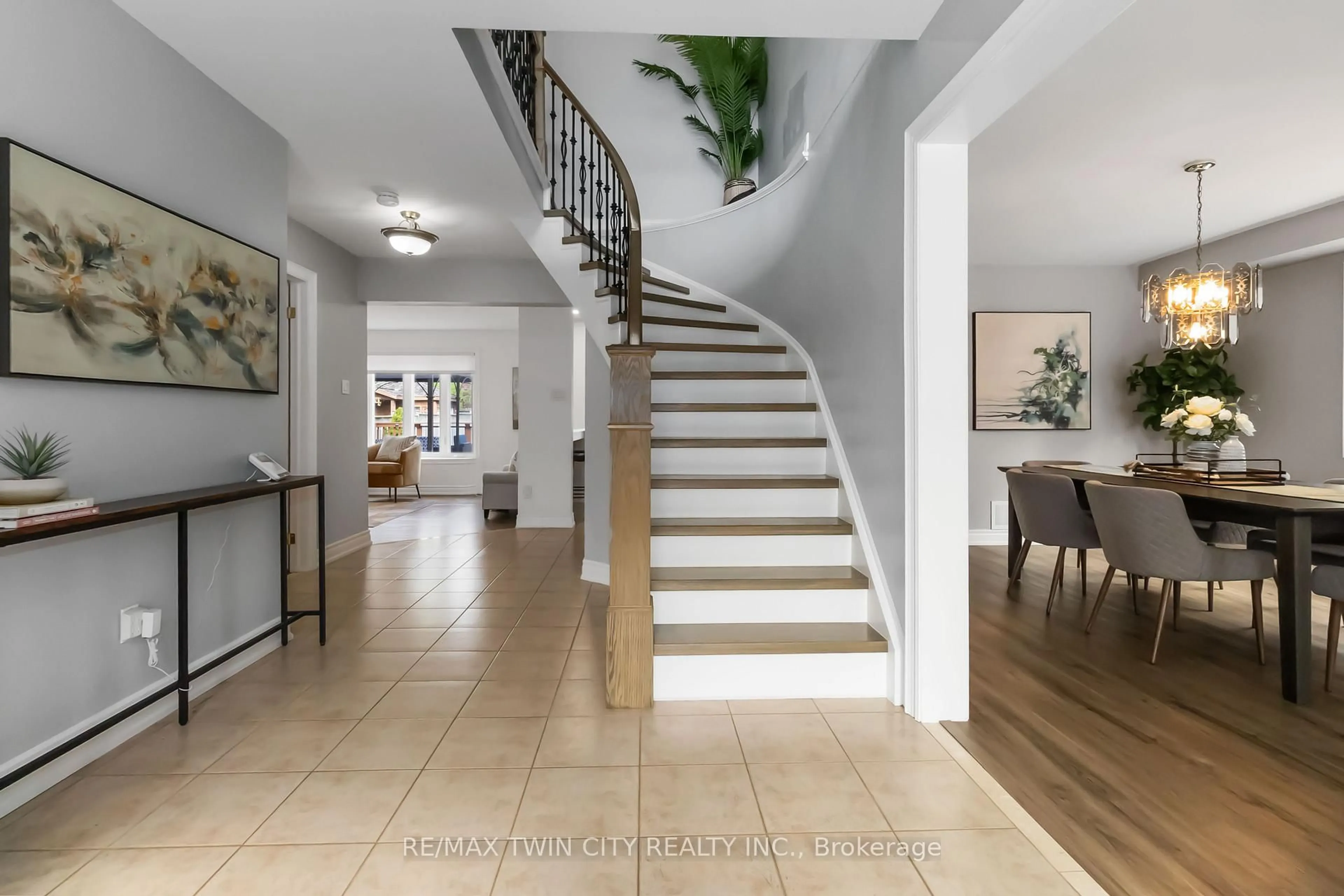 Indoor foyer for 275 Granite Hill Rd, Cambridge Ontario N1T 1V8