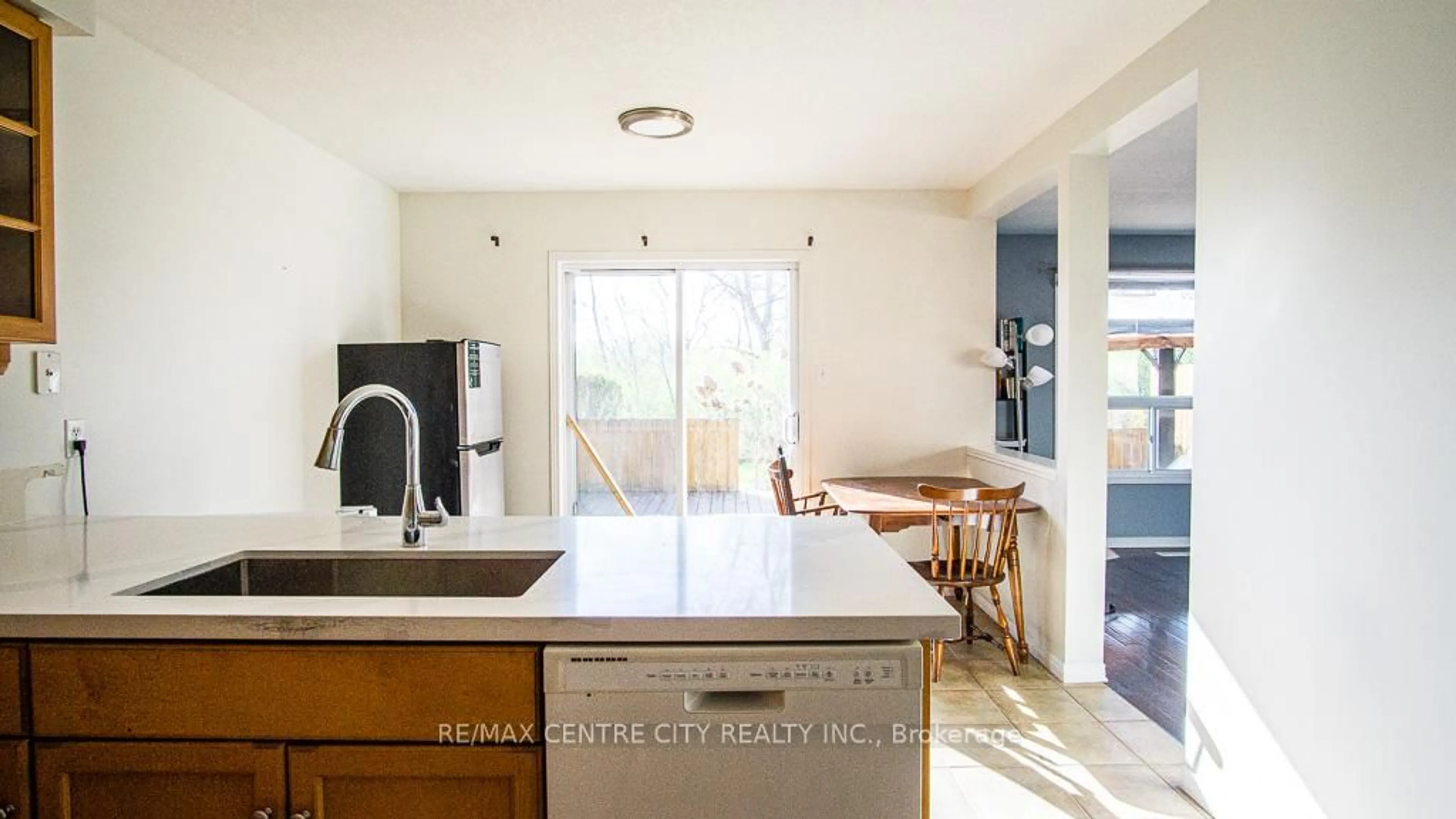 Open concept kitchen, unknown for 371 RIDGEVIEW Crt, London East Ontario N5Y 6H7
