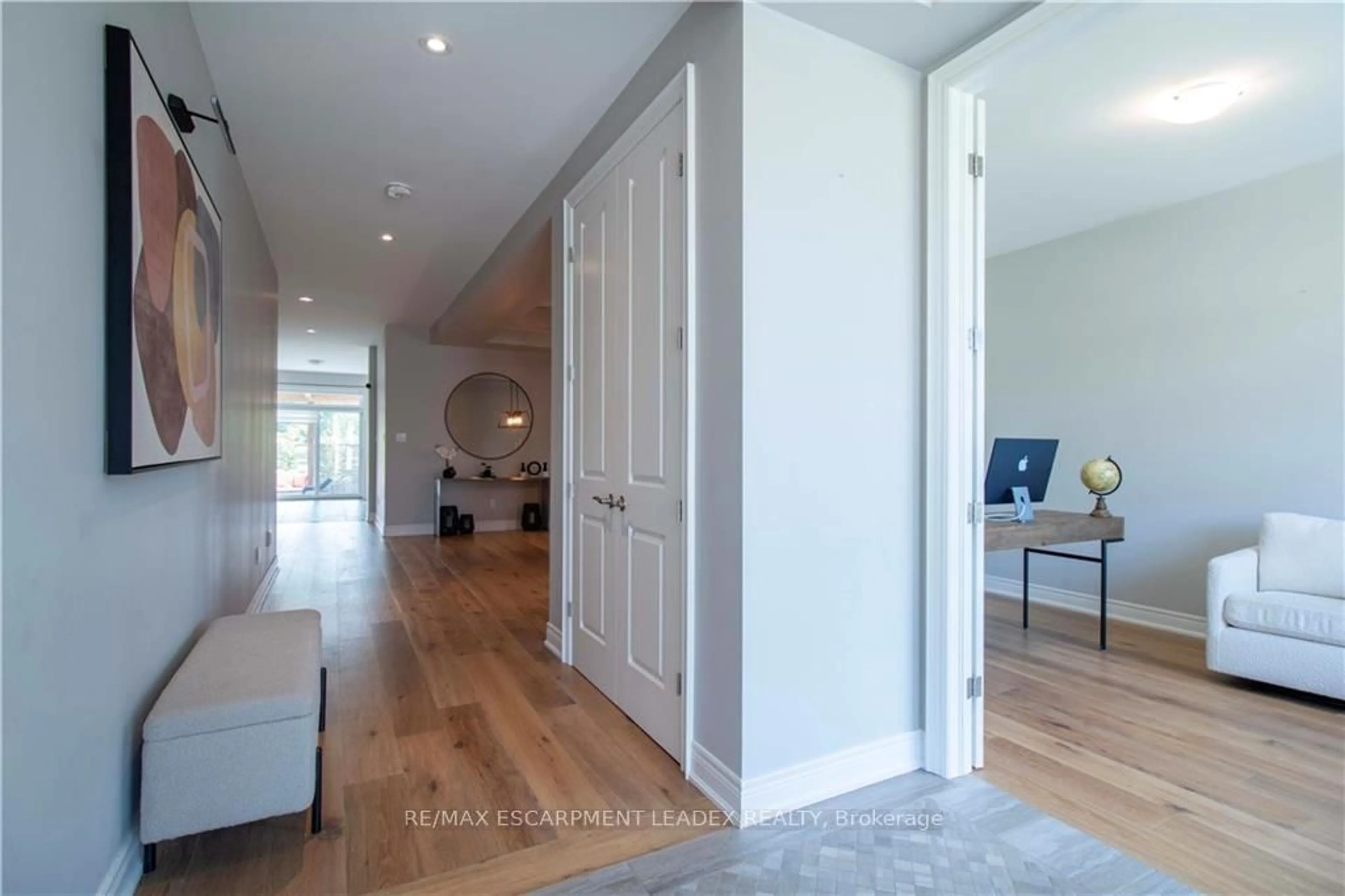 Indoor entryway for 19 SECINARO Ave, Hamilton Ontario L9G 0C6