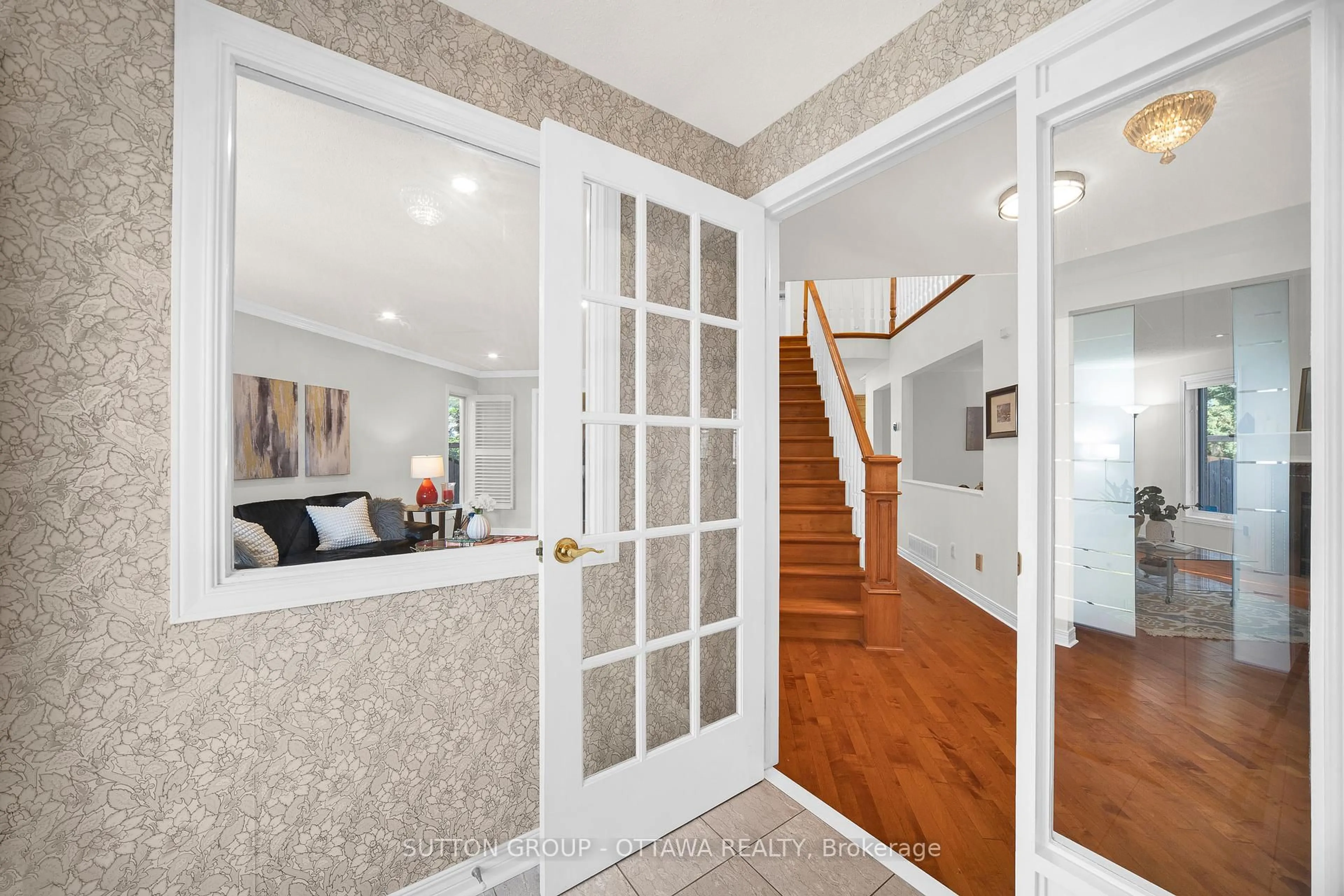 Indoor entryway for 15 Rosemeade Pl, Ottawa Ontario K2G 5V9