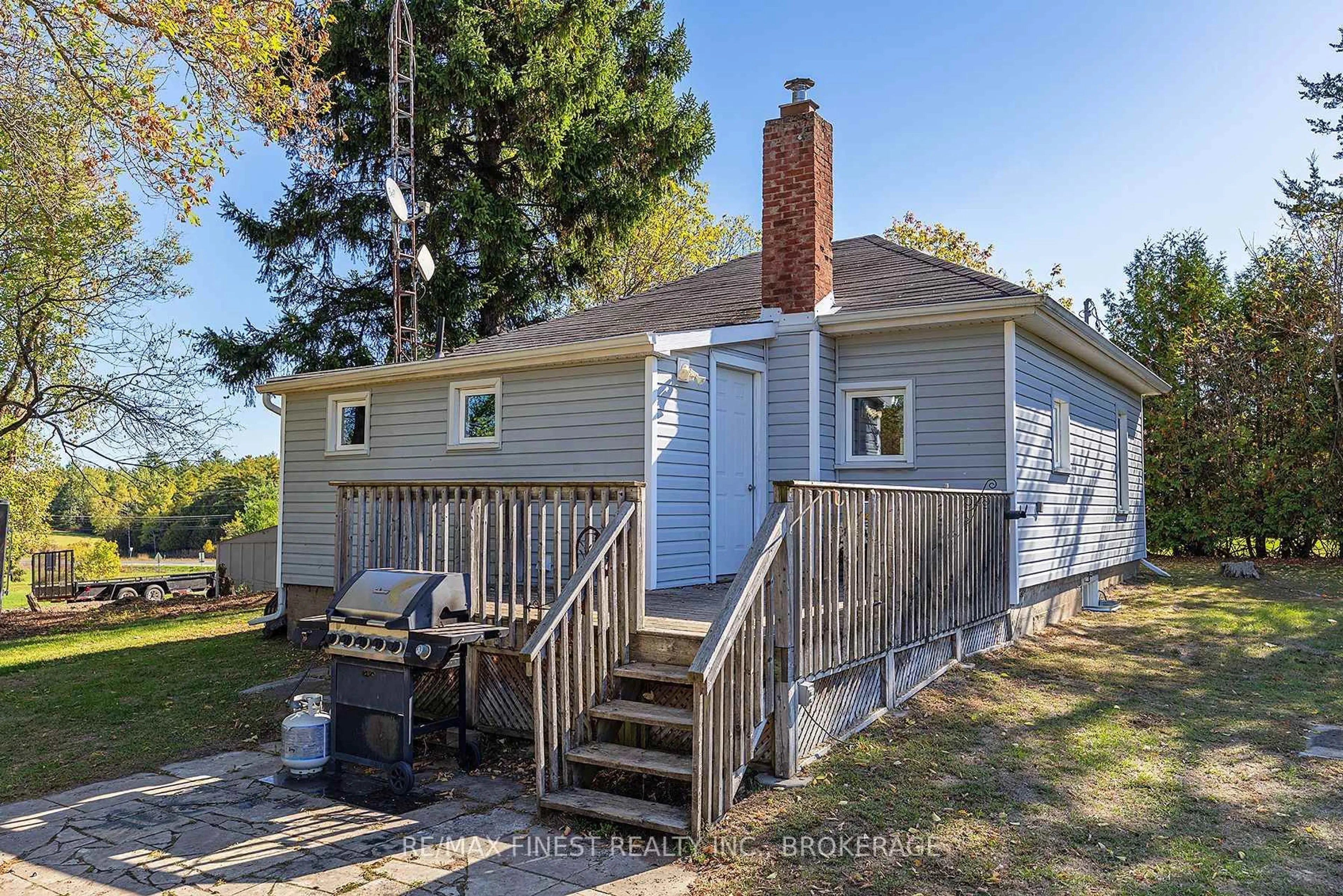Home with vinyl exterior material, water/lake/river/ocean view for 1018 Oak Flats Rd, Godfrey Ontario K0H 1T0