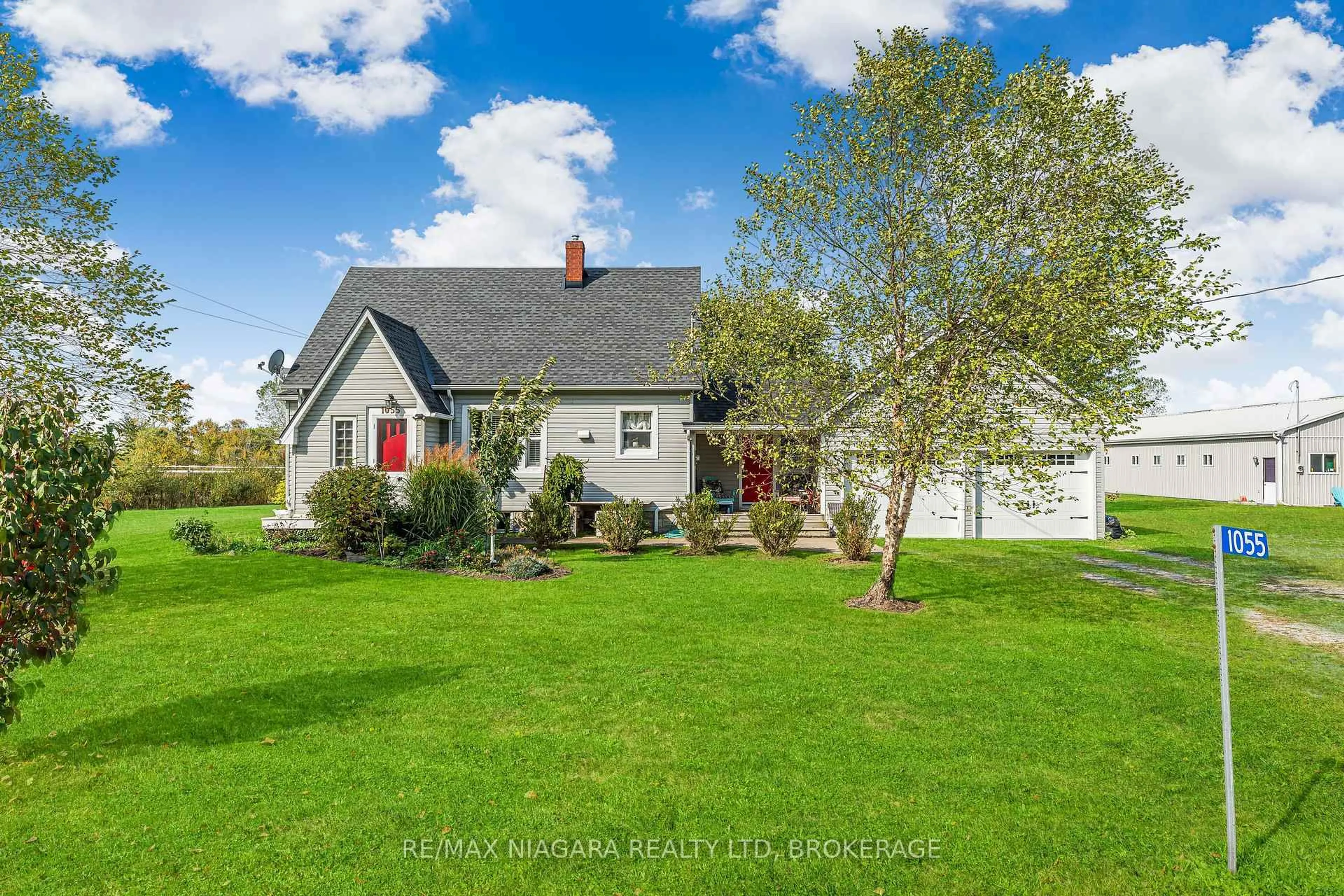 A pic from outside/outdoor area/front of a property/back of a property/a pic from drone, street for 1055 Burger Rd, Fort Erie Ontario L0S 1N0