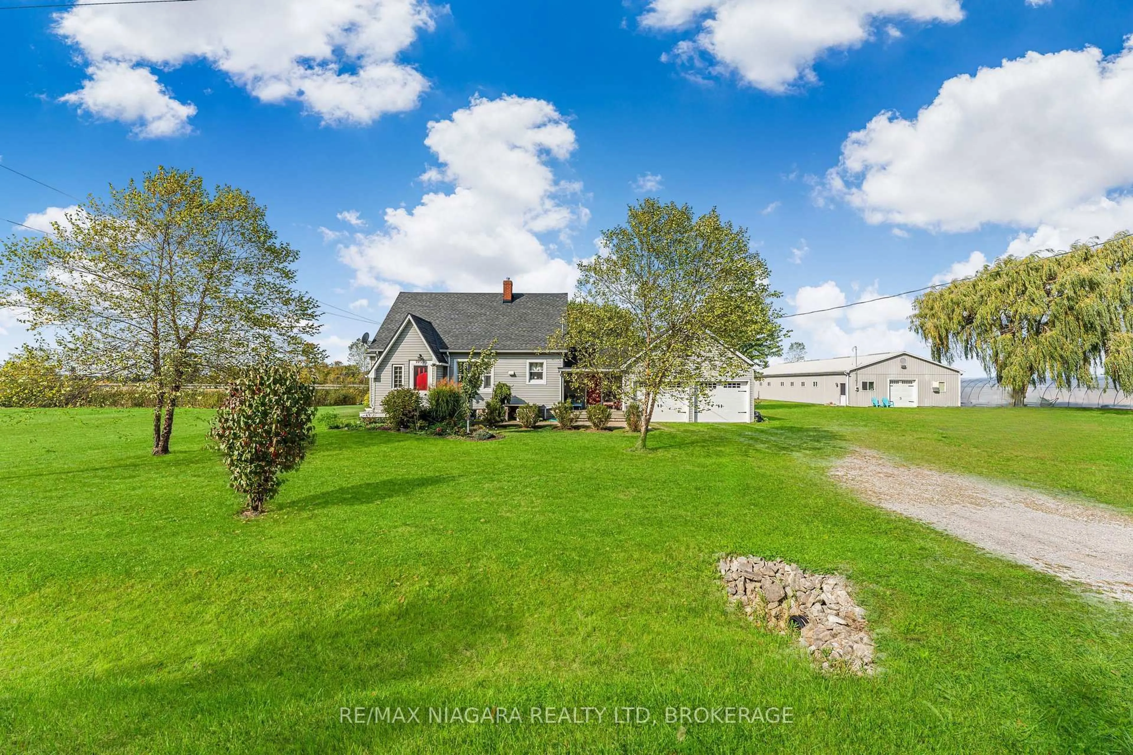 A pic from outside/outdoor area/front of a property/back of a property/a pic from drone, street for 1055 Burger Rd, Fort Erie Ontario L0S 1N0