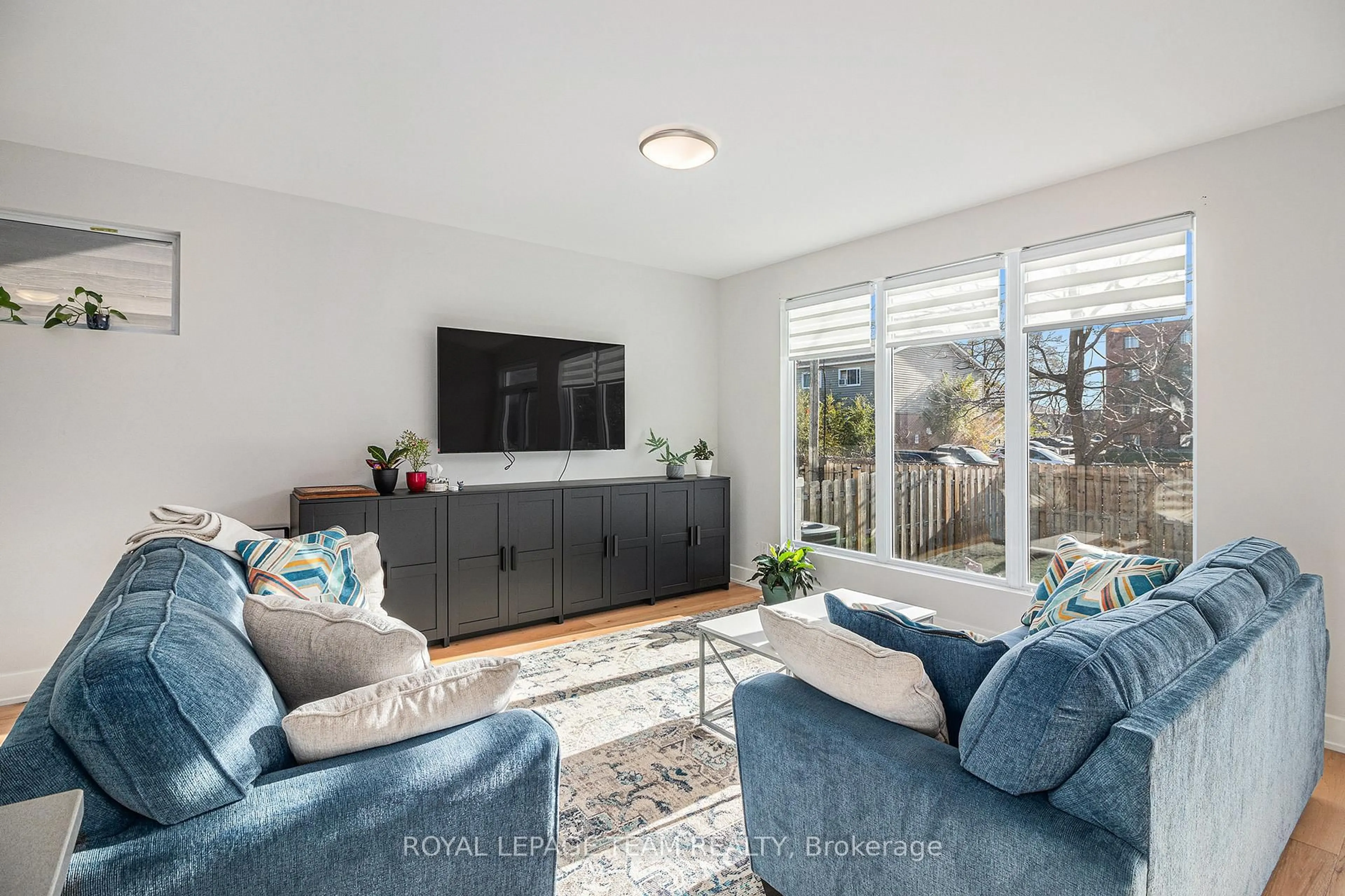 Living room with furniture, unknown for 1400 Mayview Ave, Ottawa Ontario K1Z 8H7