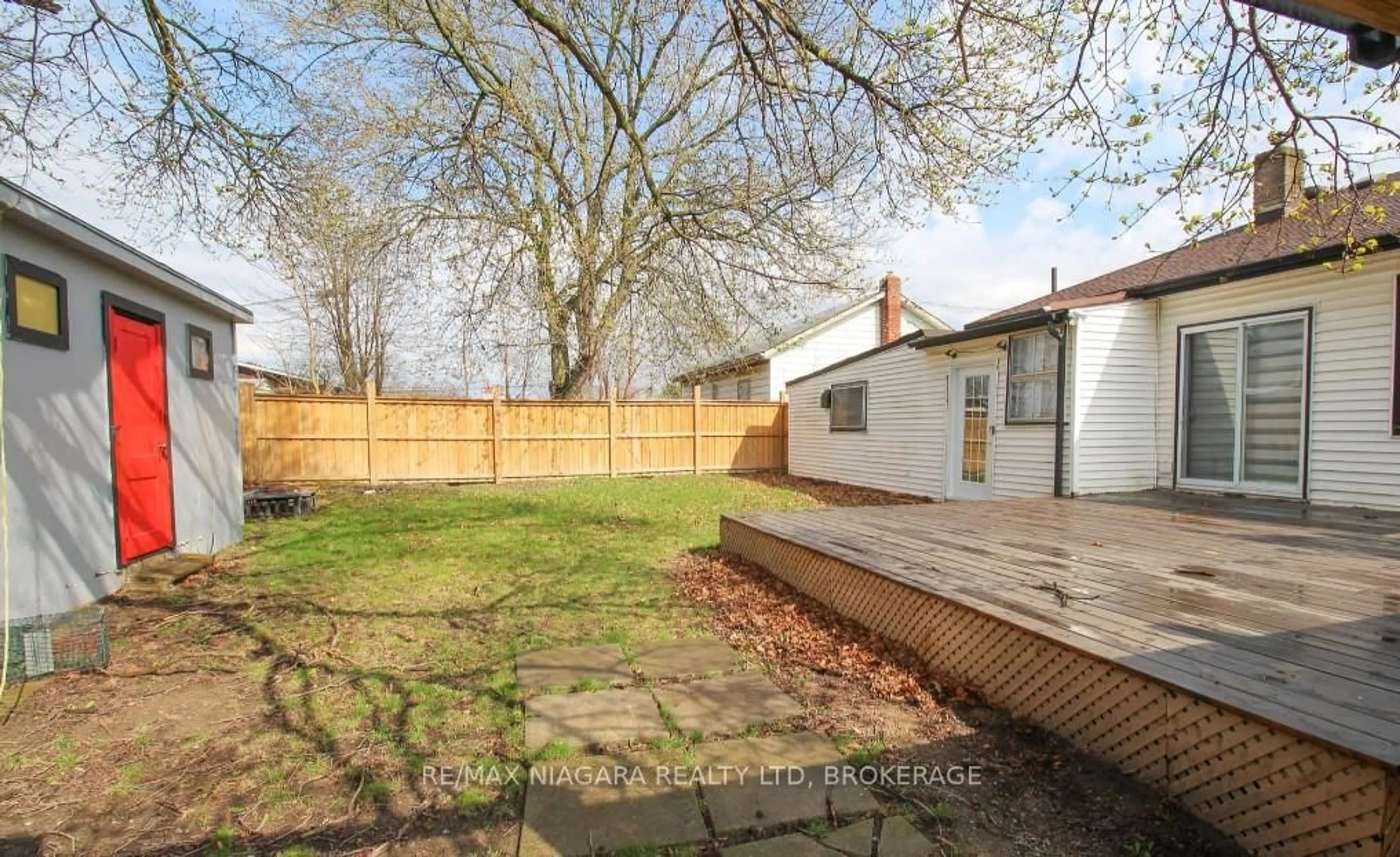 Patio, street for 9 Inglewood Rd, St. Catharines Ontario L2P 2C3