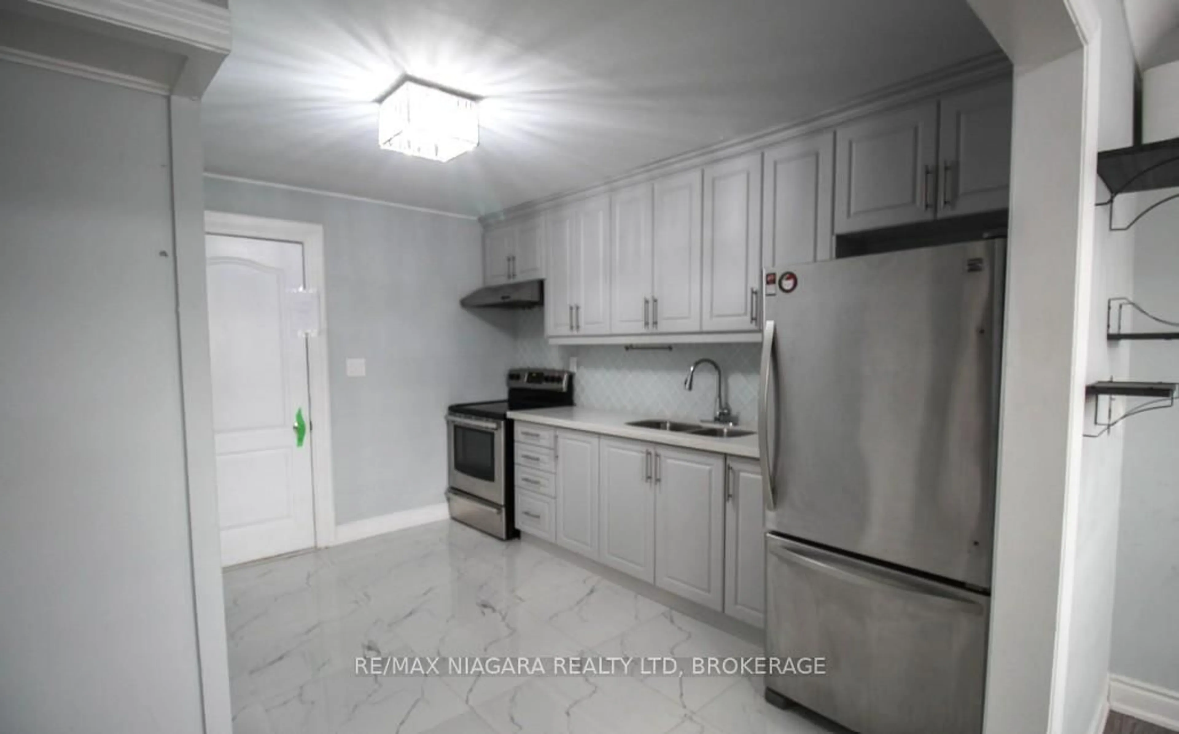 Standard kitchen, unknown for 9 Inglewood Rd, St. Catharines Ontario L2P 2C3