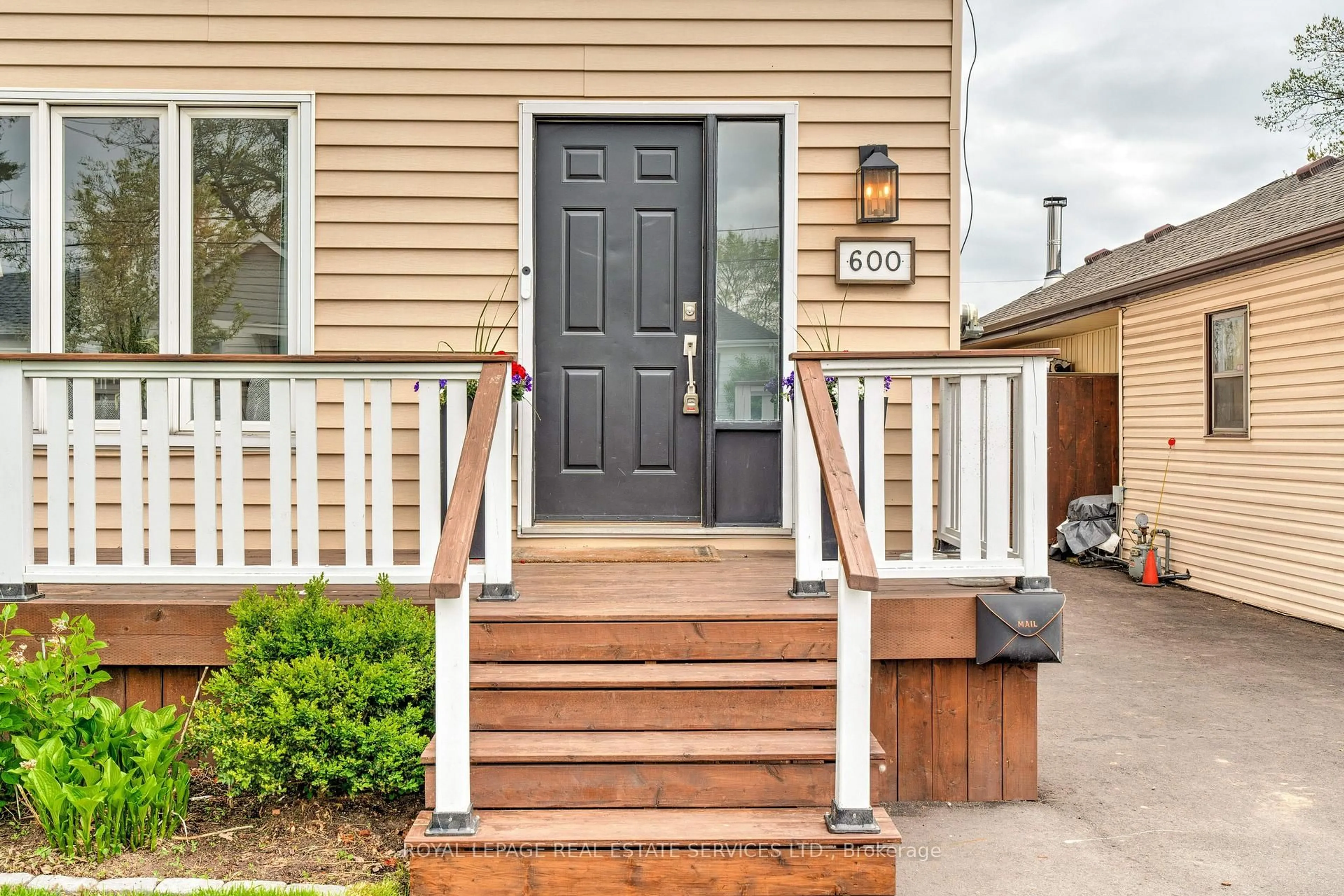Indoor entryway for 600 Quebec St, Hamilton Ontario L8H 6V4