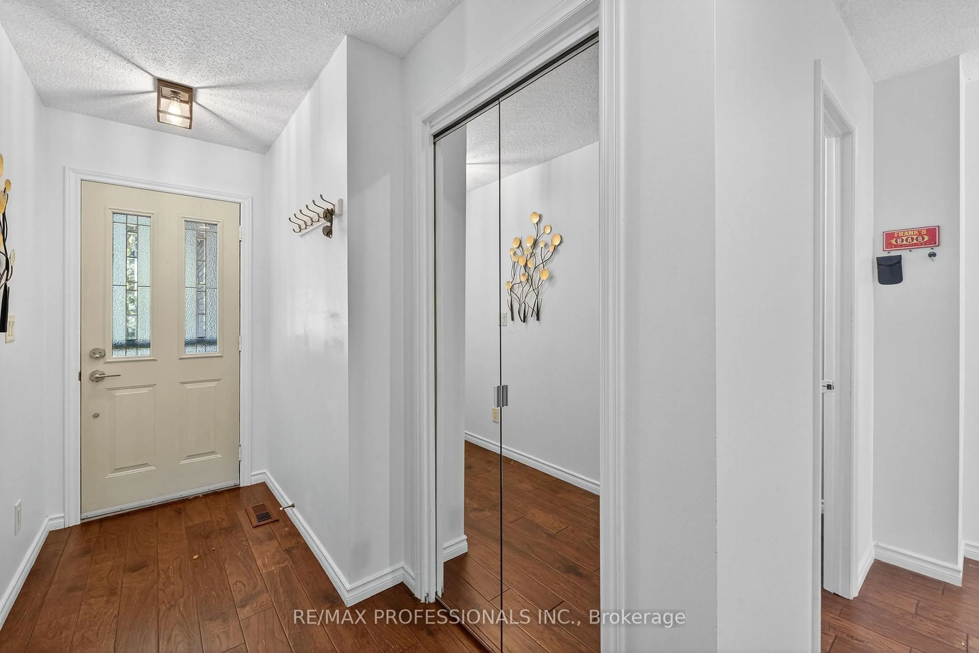 Indoor entryway for 19 Salina Pl, Hamilton Ontario L8G 4L4