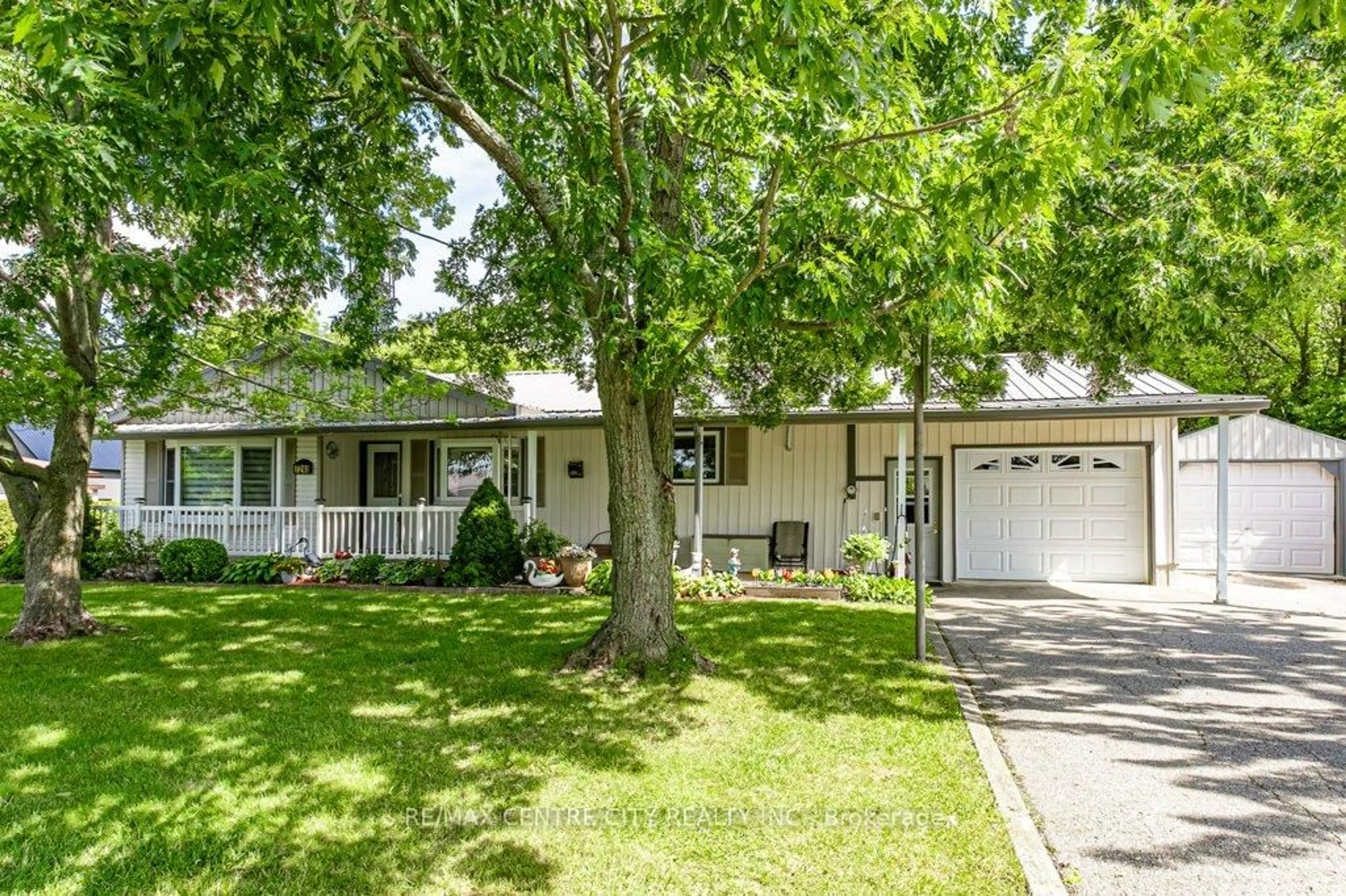 Home with vinyl exterior material, street for 7248 HACIENDA Rd, Malahide Ontario N5H 2R5