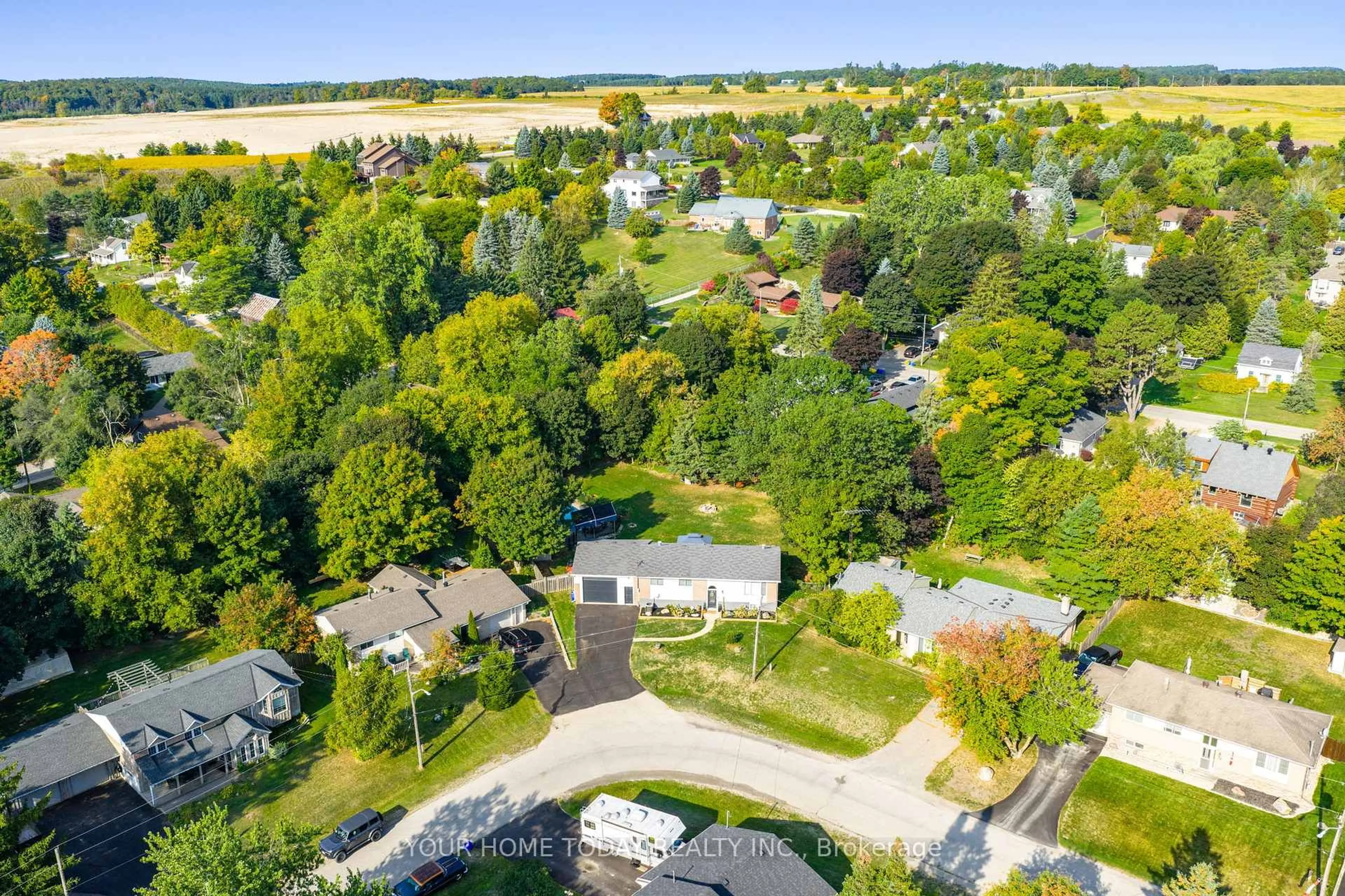 A pic from outside/outdoor area/front of a property/back of a property/a pic from drone, unknown for 6 Ellen Cres, Erin Ontario N0B 1Z0