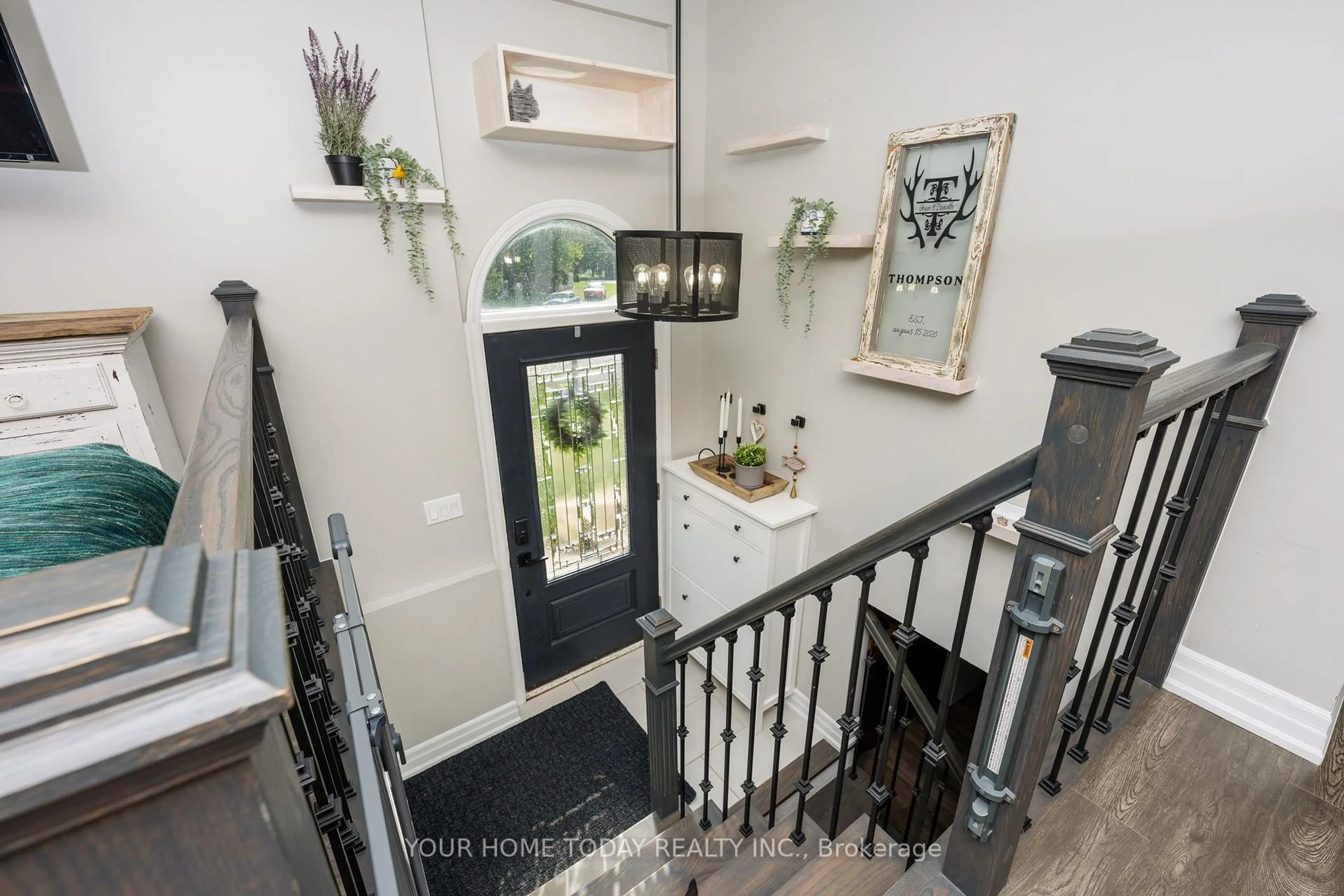 Indoor entryway for 6 Ellen Cres, Erin Ontario N0B 1Z0