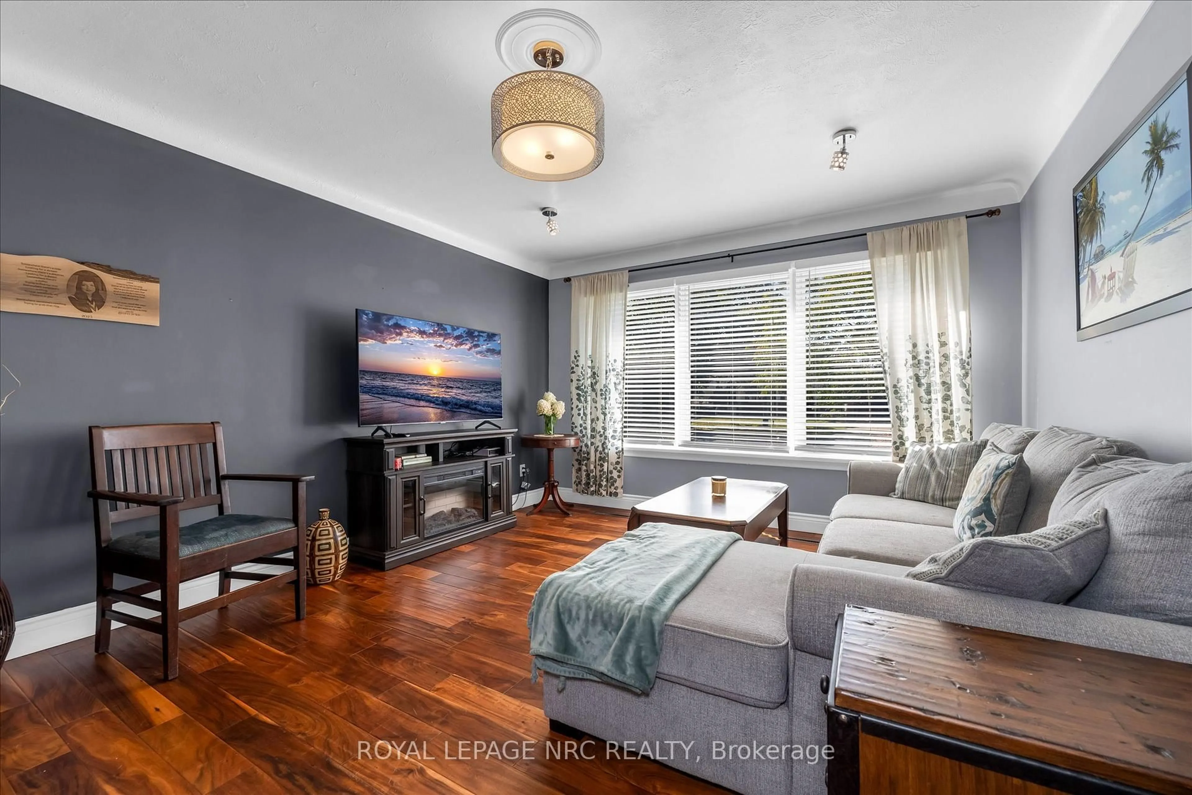 Living room with furniture, wood/laminate floor for 442 Bunting Rd, St. Catharines Ontario L2M 3Z4