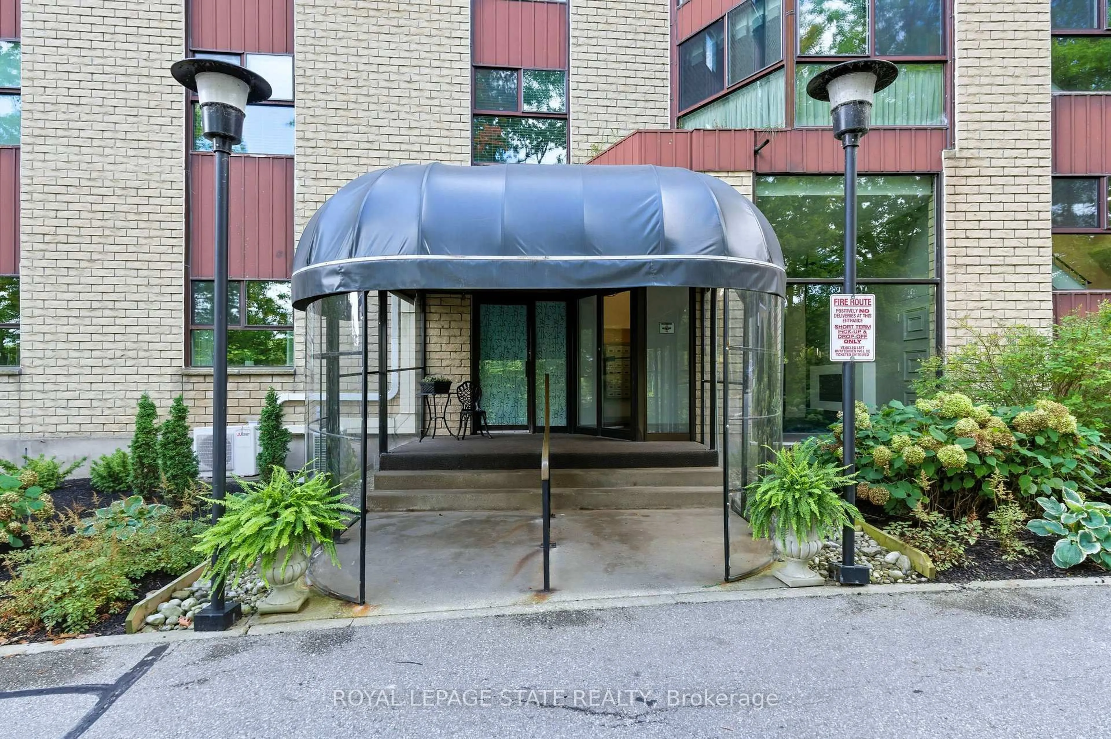 Indoor foyer for 20 Berkley St #702, Cambridge Ontario N1S 4S8