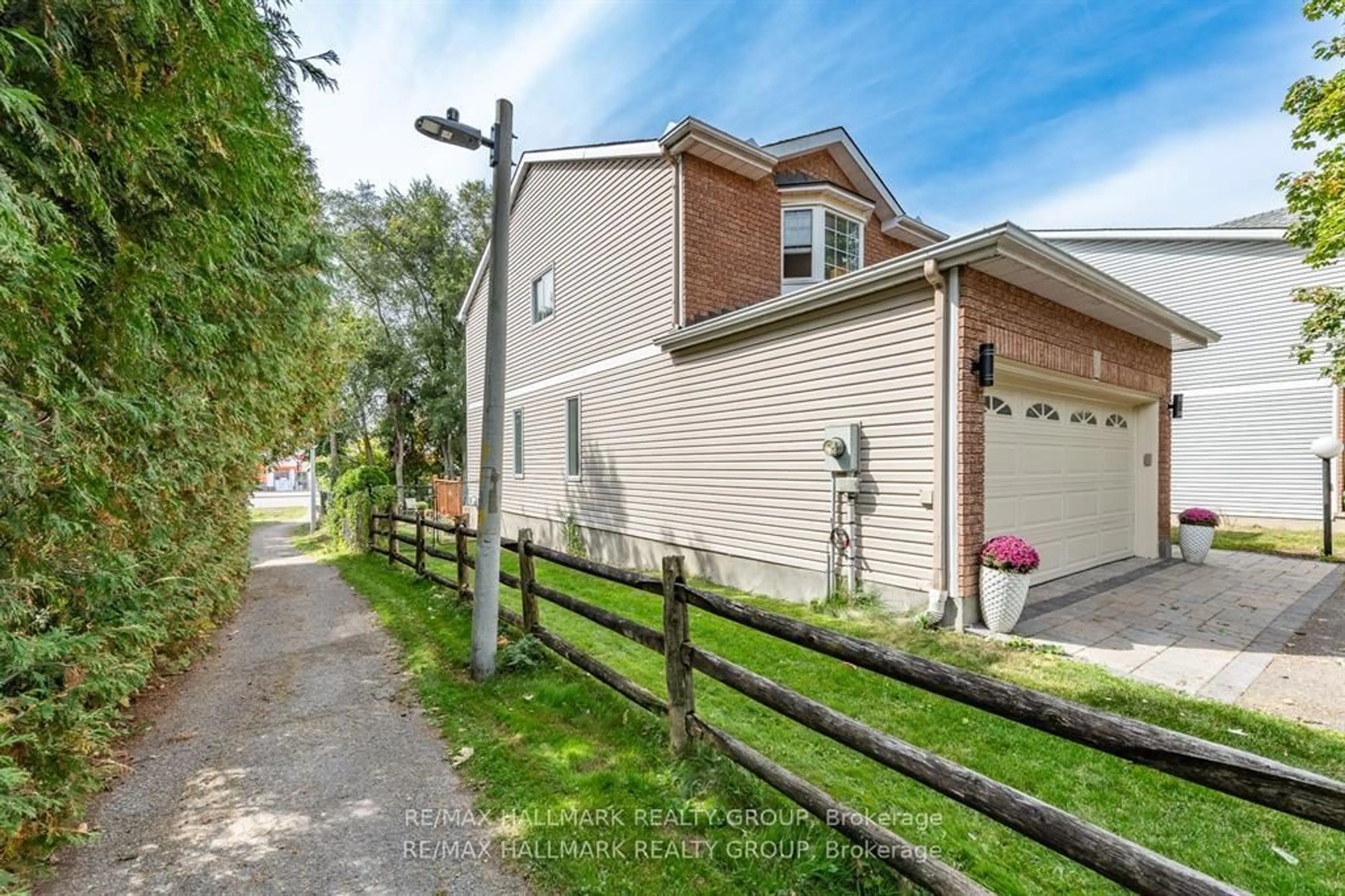A pic from outside/outdoor area/front of a property/back of a property/a pic from drone, street for 55 Willow Glen Dr, Ottawa Ontario K2M 1K9