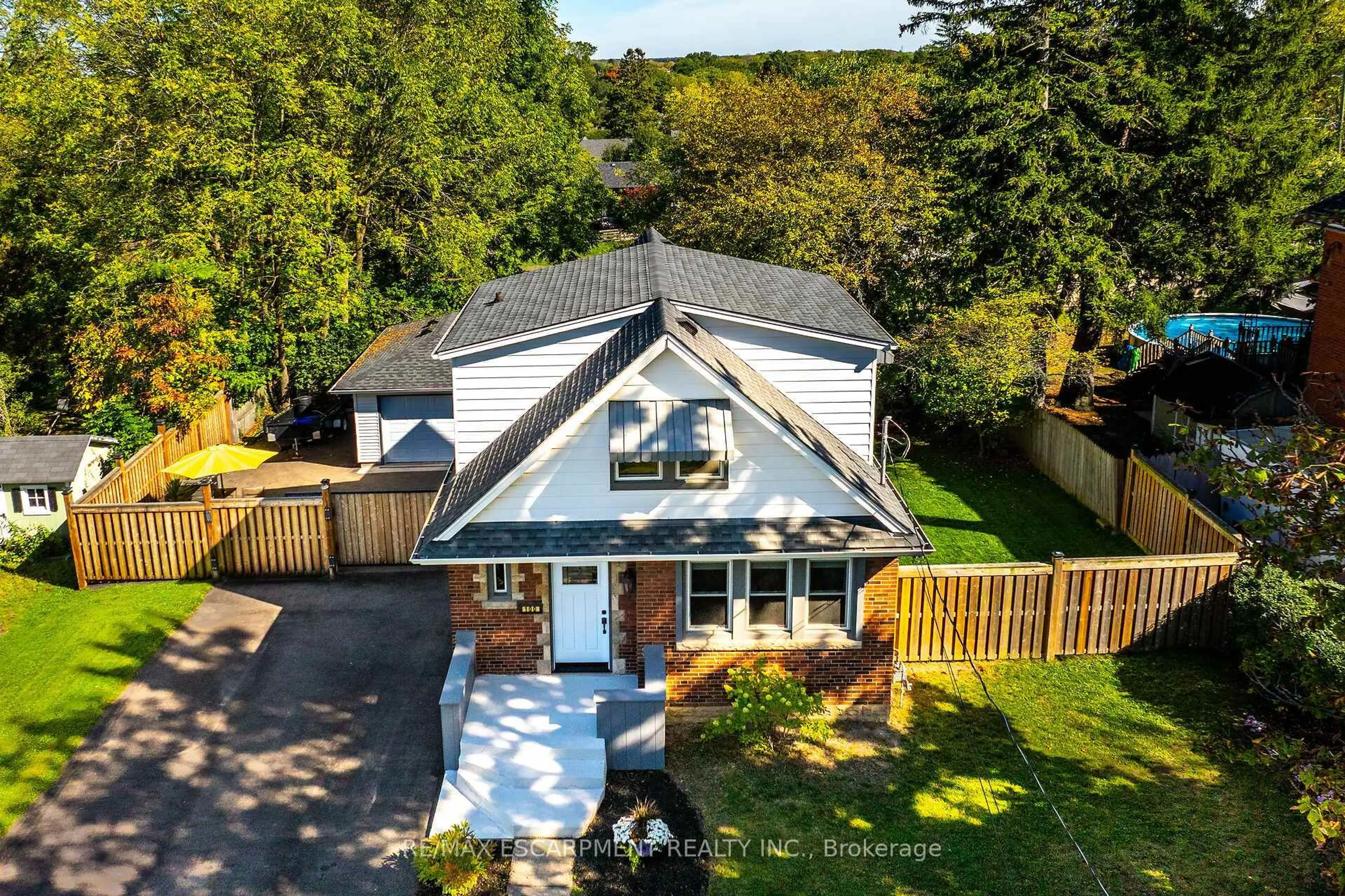 A pic from outside/outdoor area/front of a property/back of a property/a pic from drone, street for 100 Wigton St, Haldimand Ontario N3W 1E9